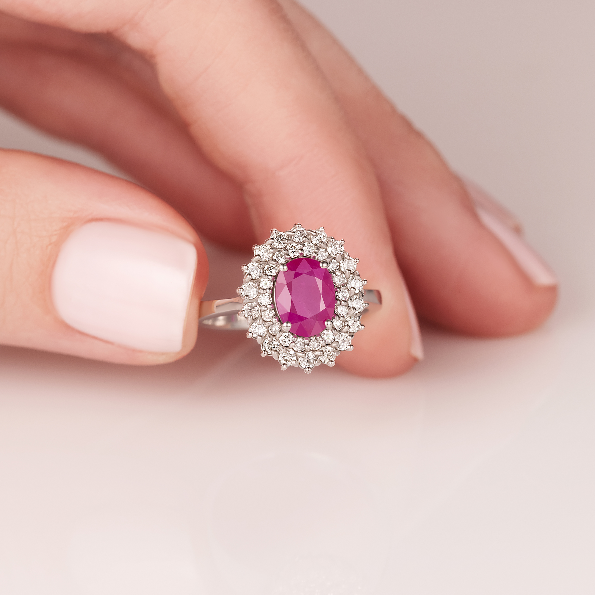 טבעת זהב משובצת אבן רובי ויהלומים