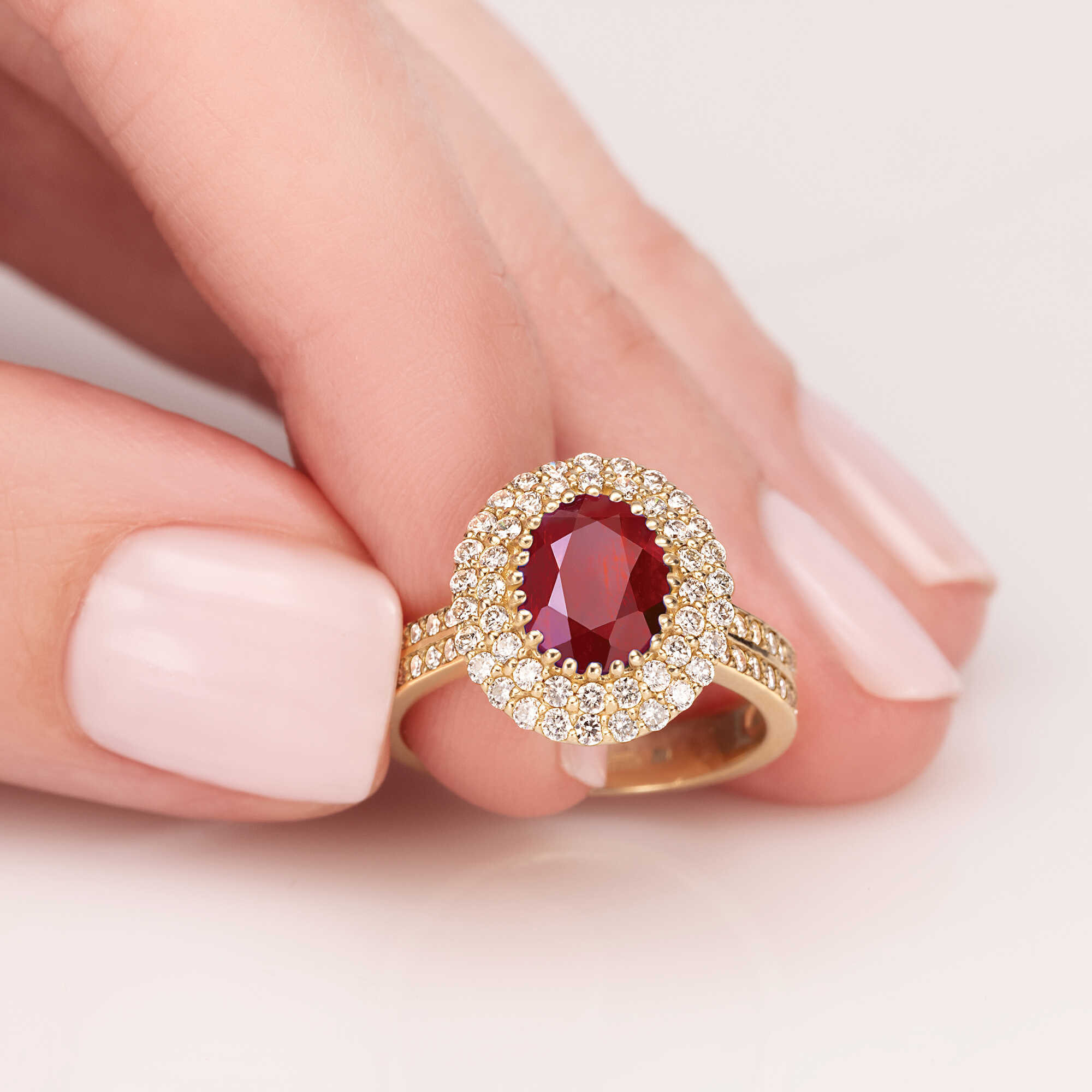 טבעת זהב משובצת רובי ויהלומים