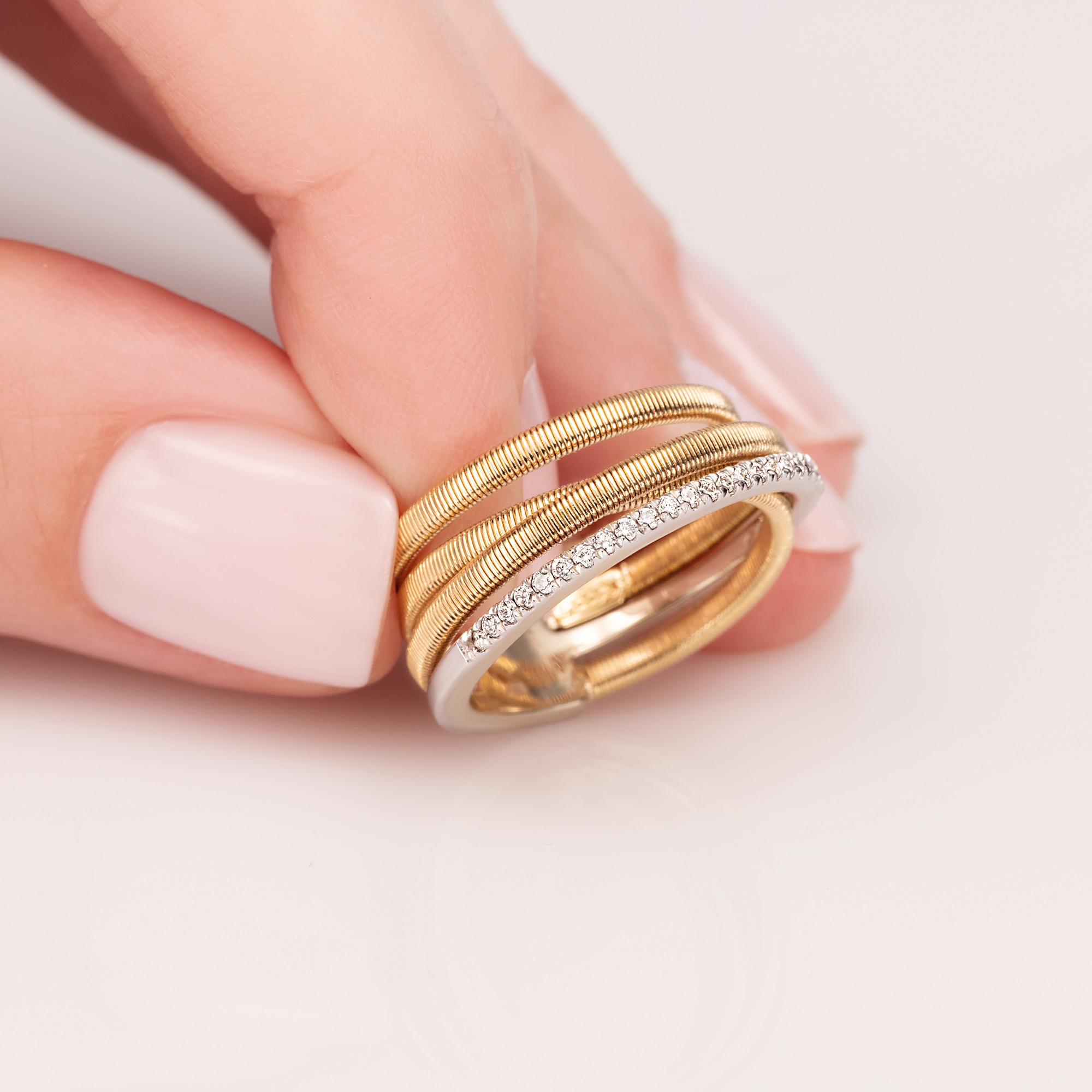 טבעת סלילי זהב משובצת יהלומים