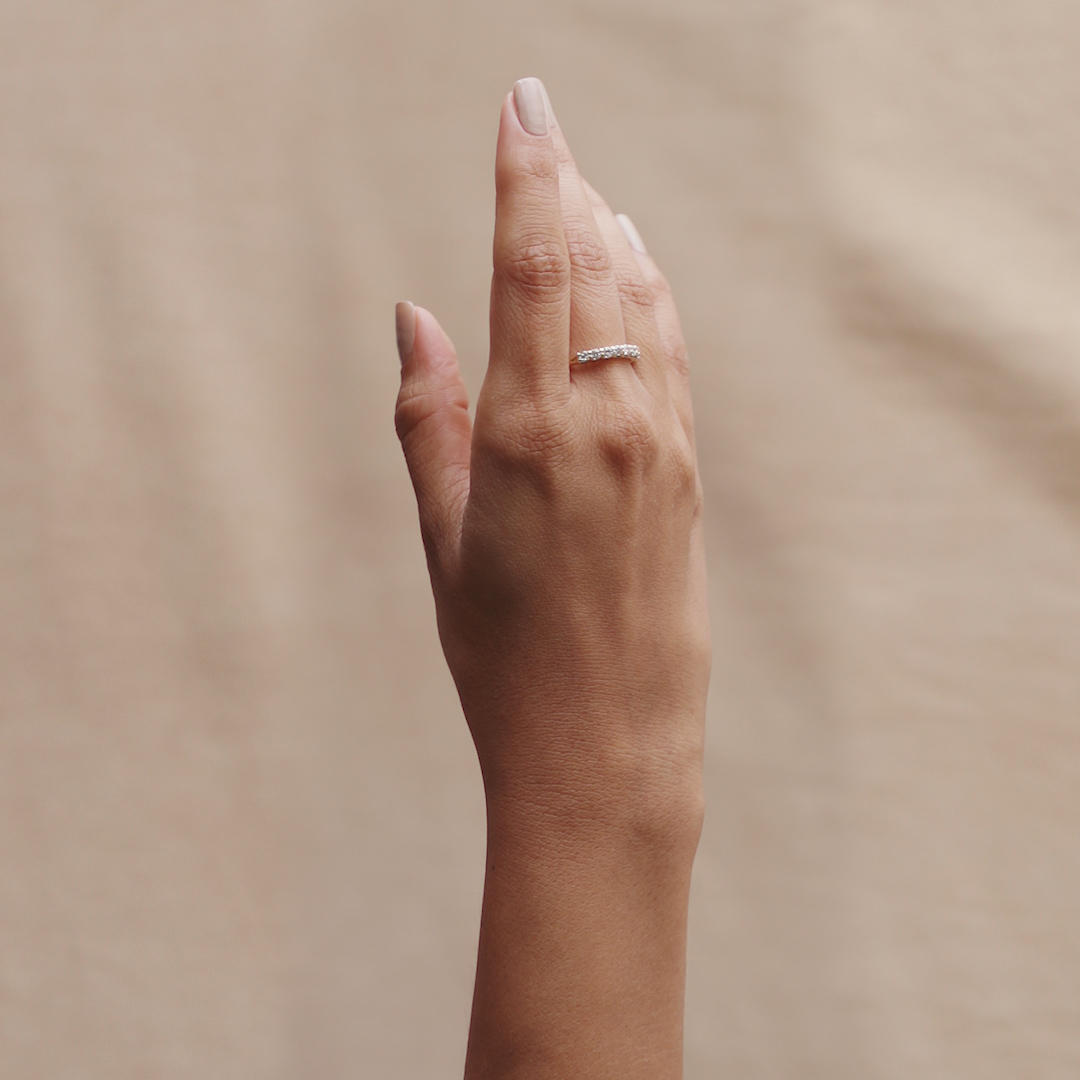 טבעת חצי נישואין עם 9 יהלומים