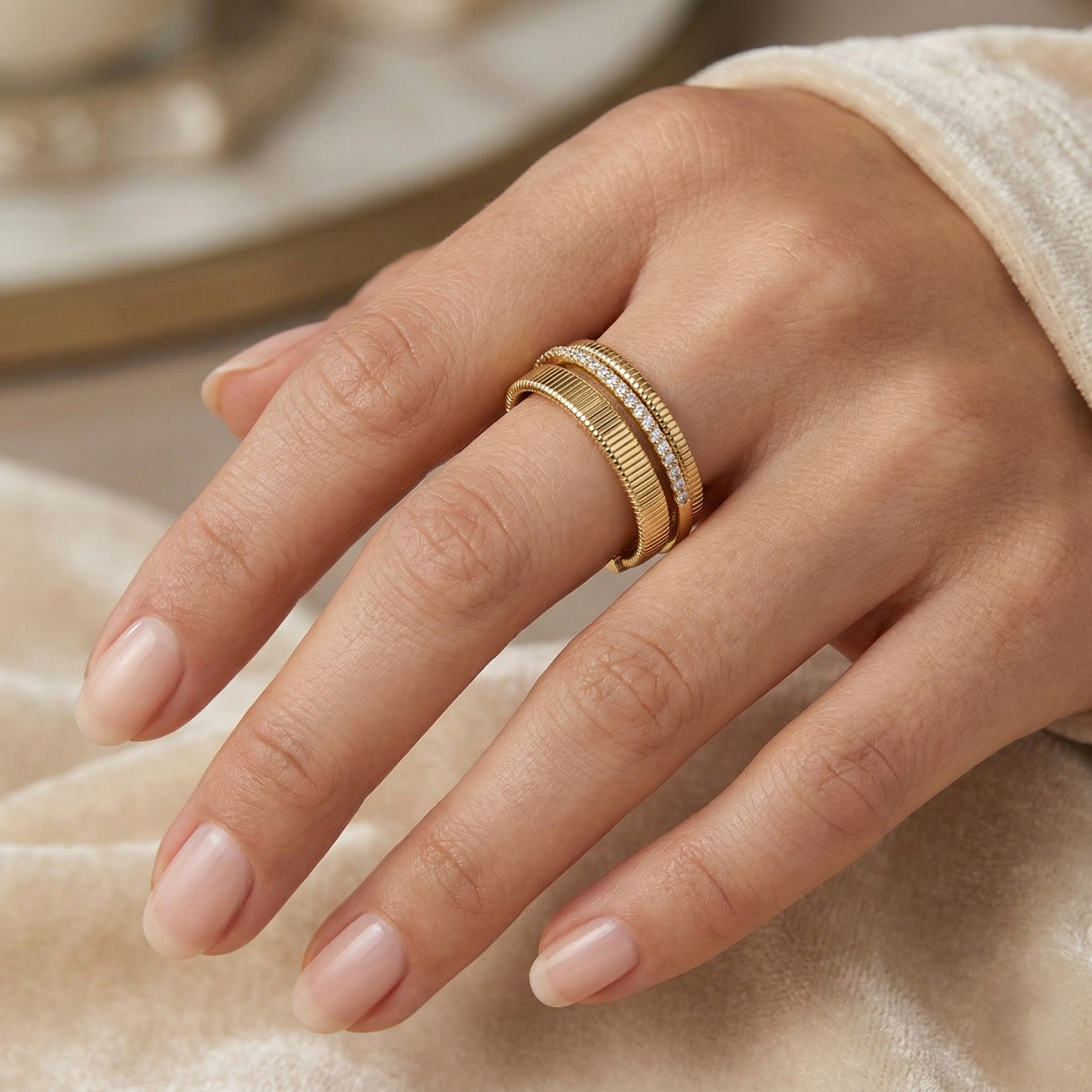 טבעת זהב 14K משובצת יהלומים בעיצוב טקסטורה כפולה רחבה