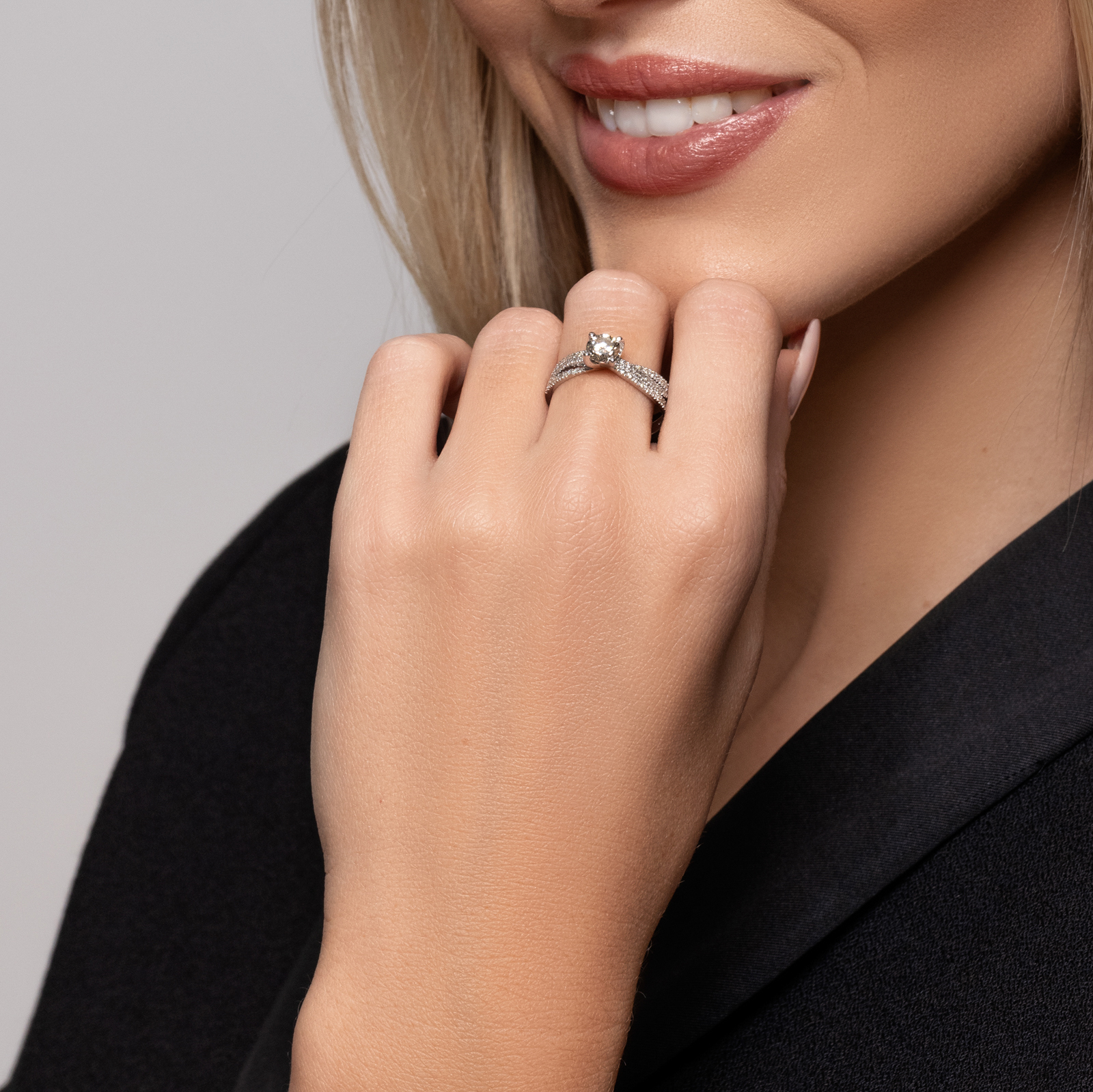 טבעת סוליטר משובצת יהלום מרכזי ויהלומים על כנפי הטבעת