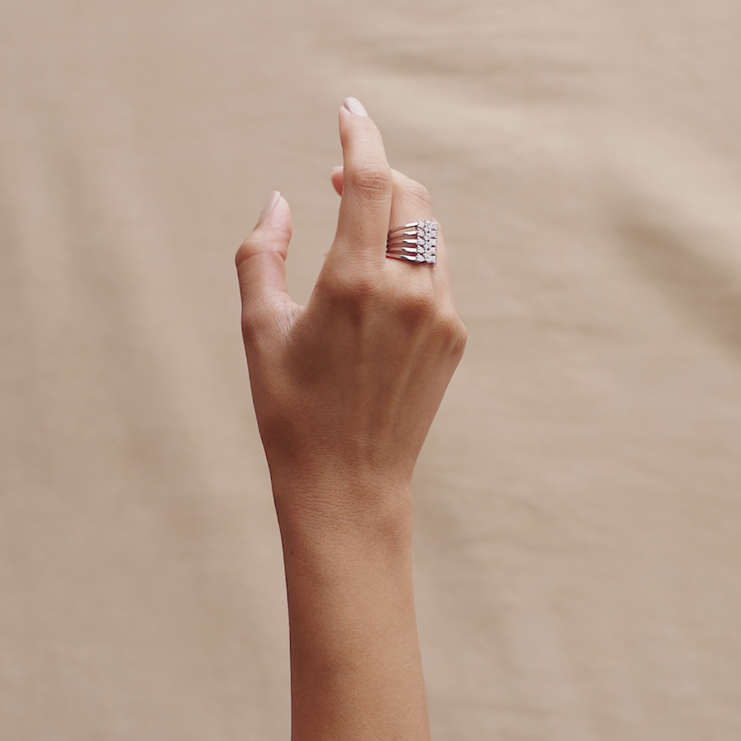 טבעת  10 החיצים בזהב לבן משובצת יהלומים