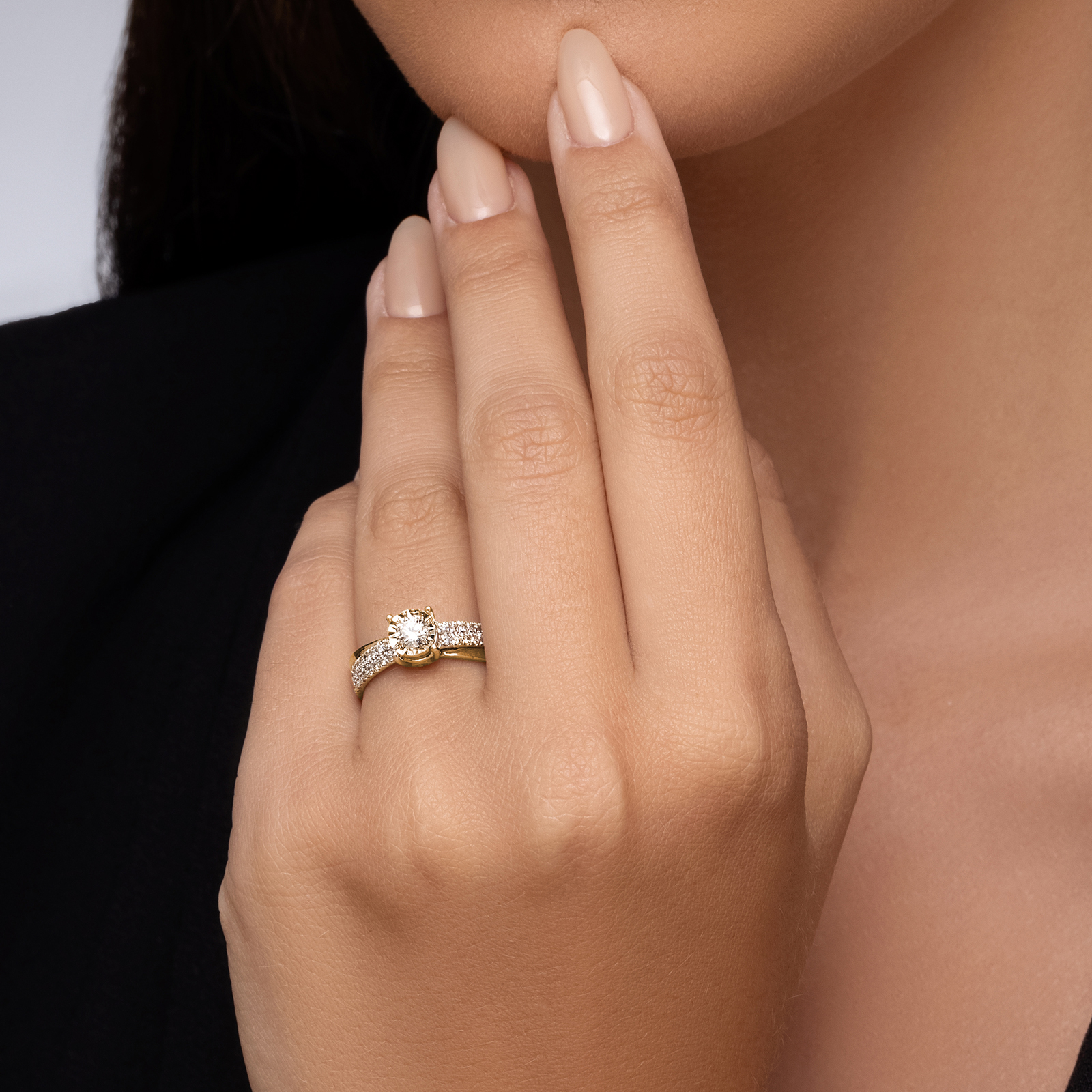 טבעת זהב בסגנון סוליטר משובצת יהלומים