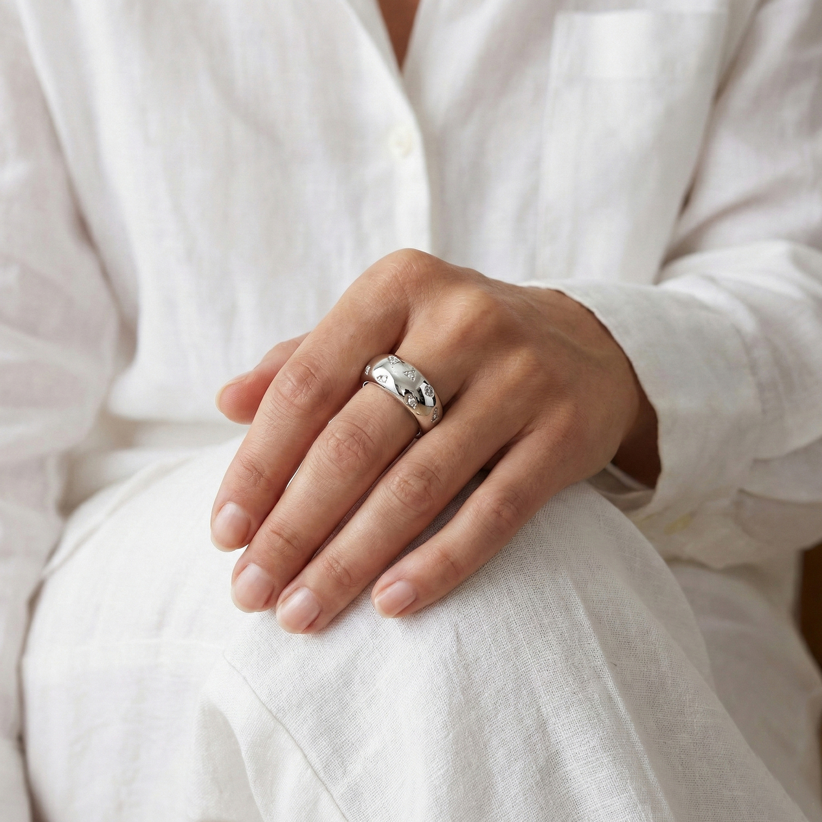 טבעת זהב לבן 14K משובצת יהלומים