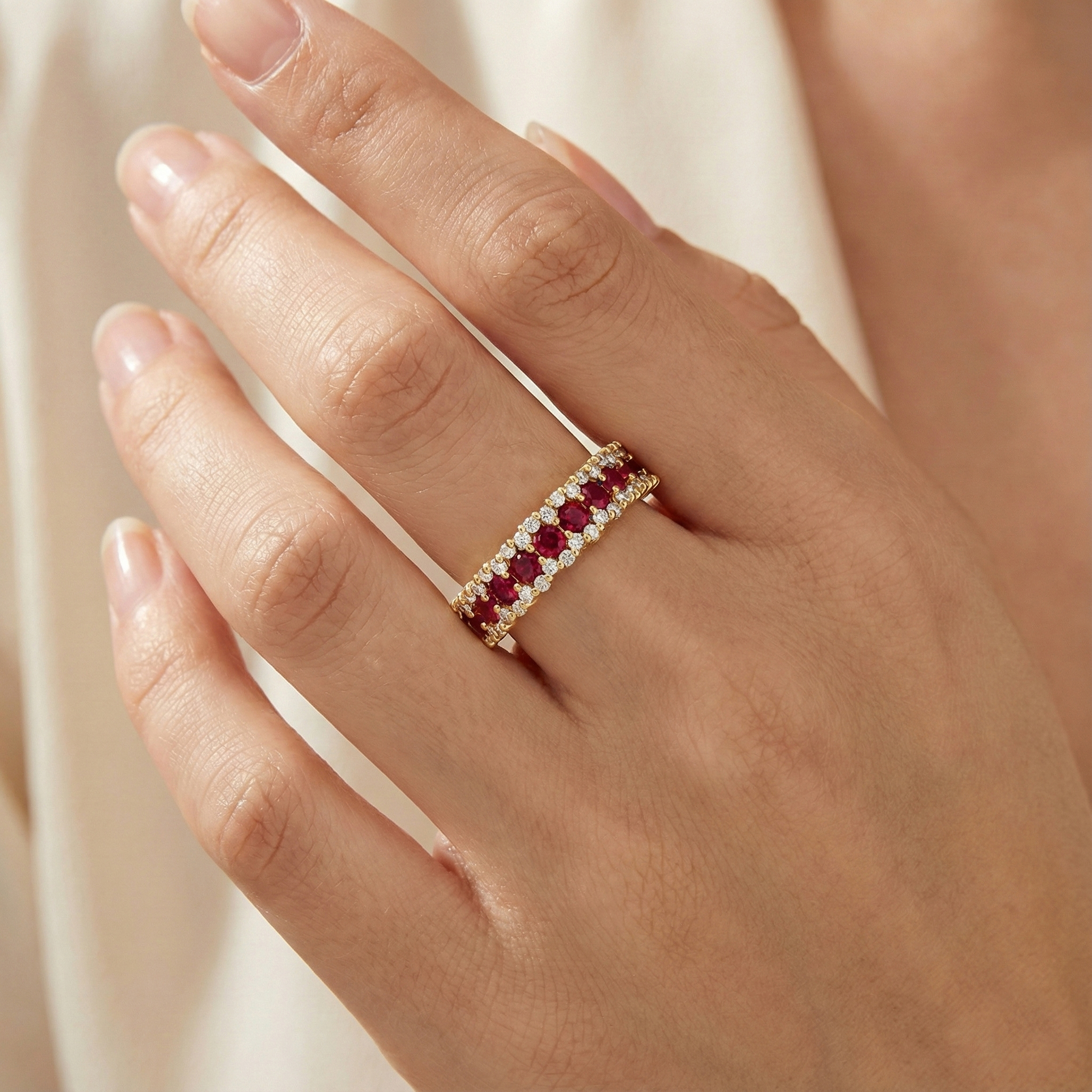 טבעת זהב משובצת אבני רובי ויהלומים