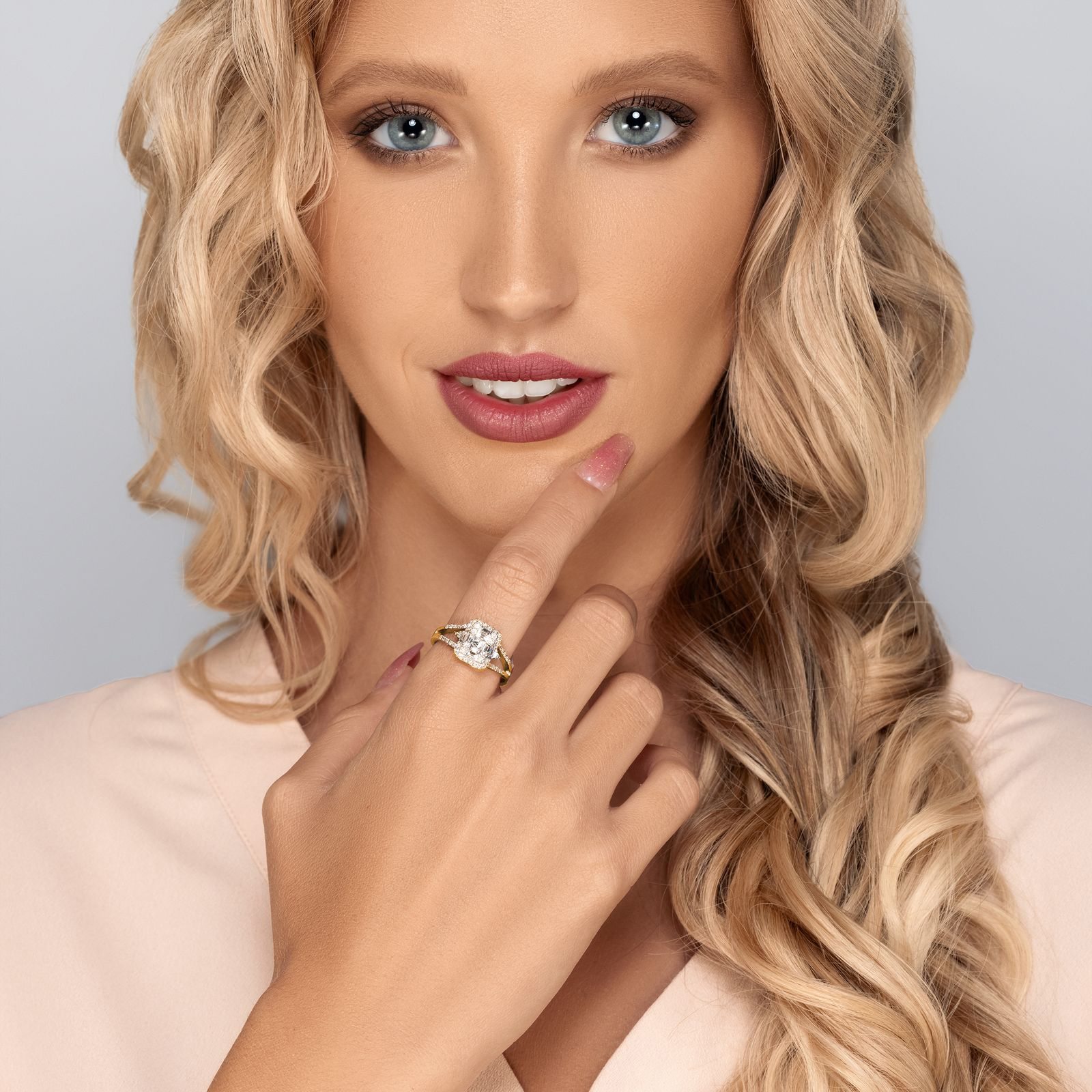 טבעת זהב עם ראש מלבני משובצת יהלומים בחיתוך באגט יוקרתי