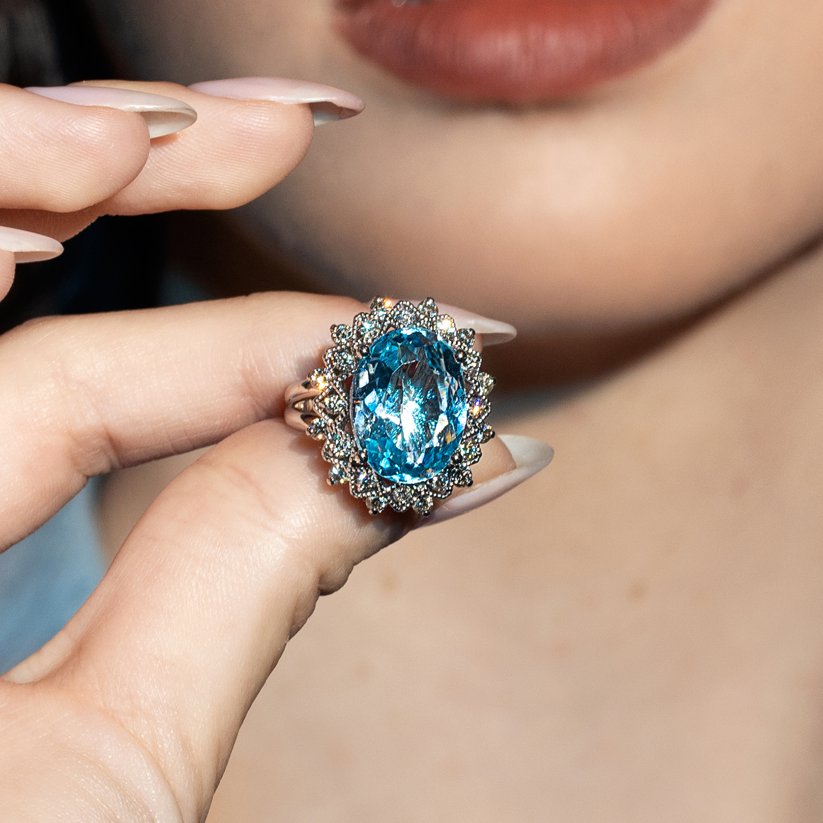 טבעת קייט משובצת יהלומים ובלו טופז