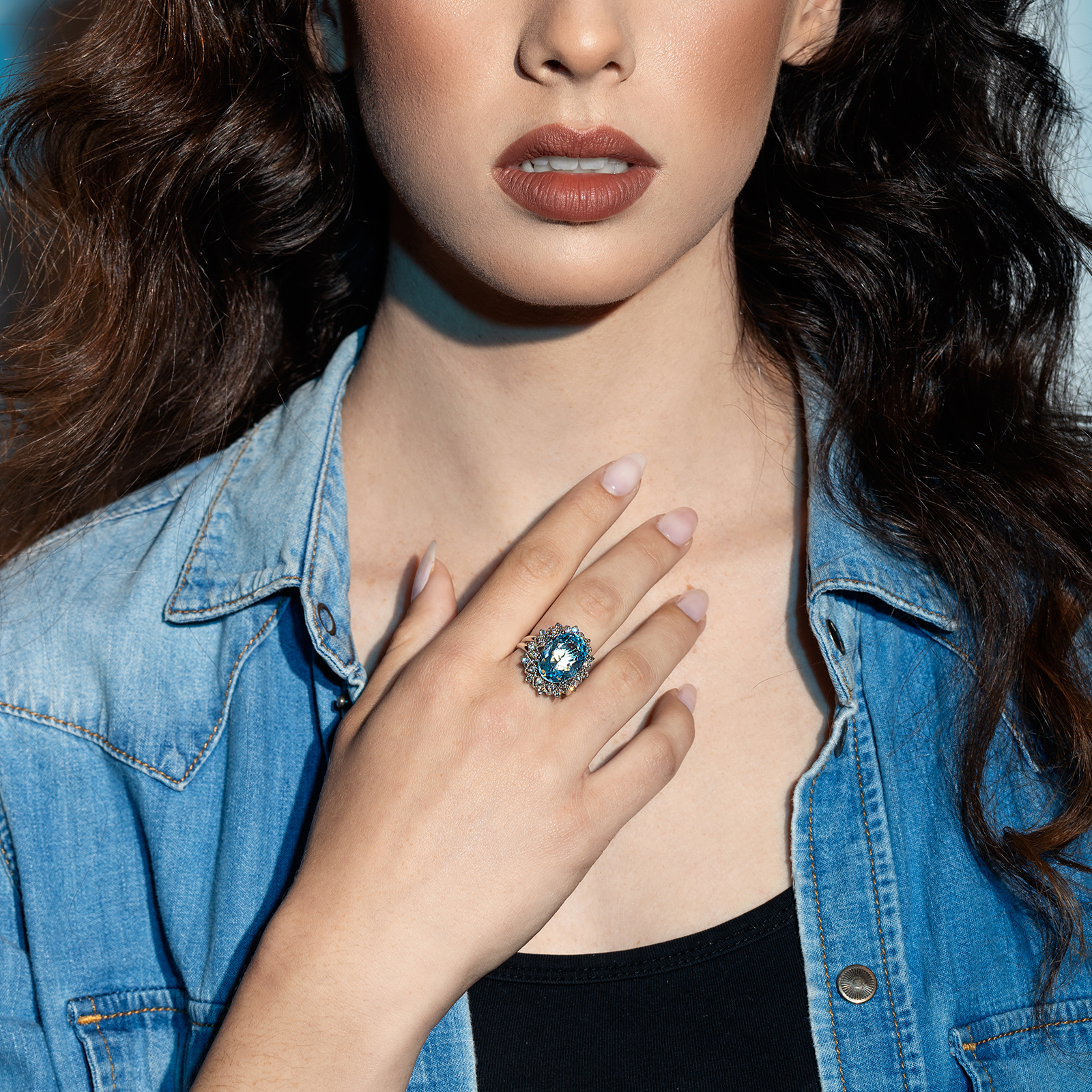 טבעת קייט משובצת יהלומים ובלו טופז