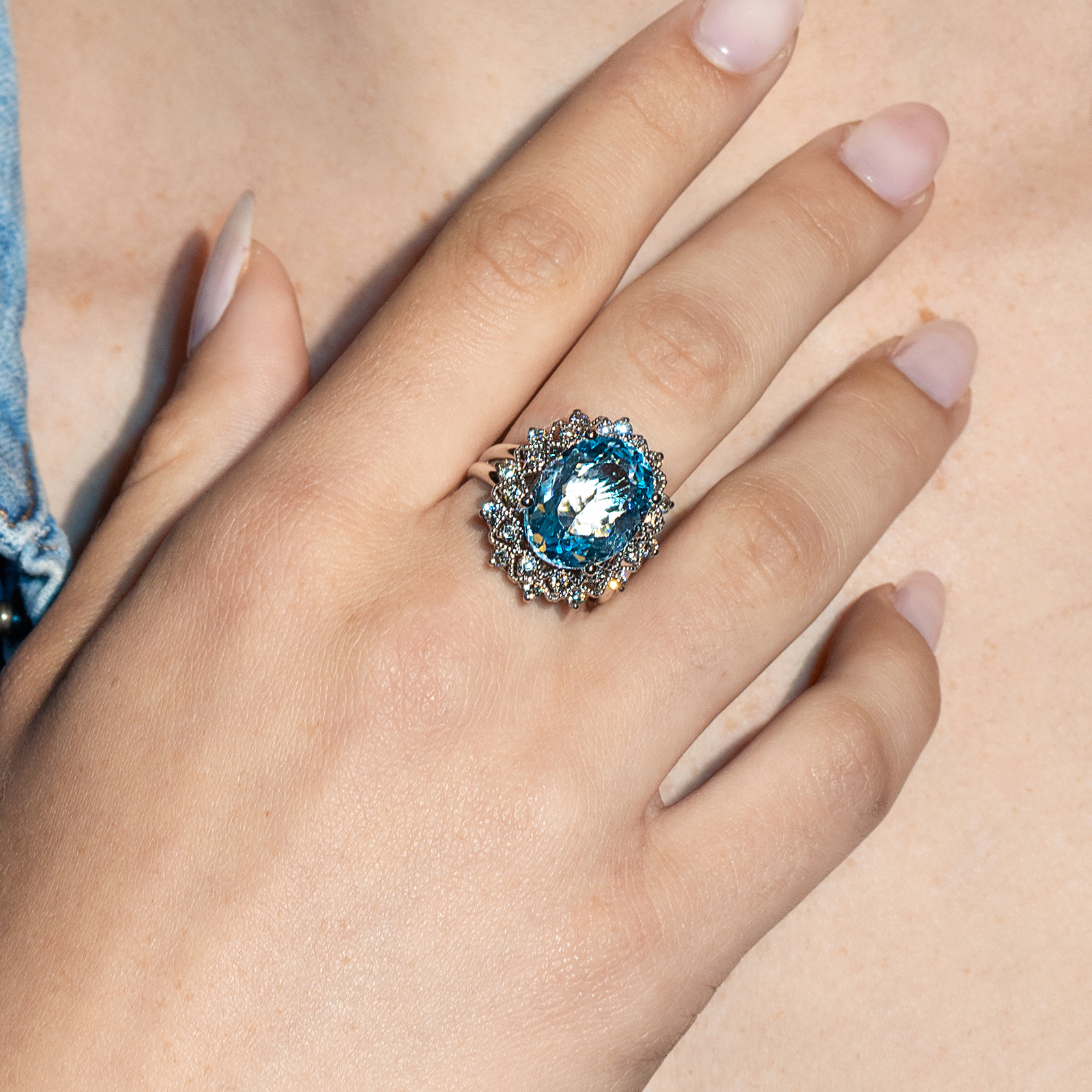 טבעת קייט משובצת יהלומים ובלו טופז