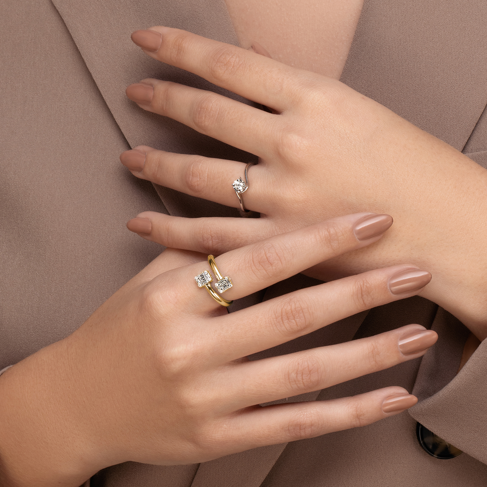 טבעת זהב עם יהלום משובץ מוקף זהב עיבוד לייזר