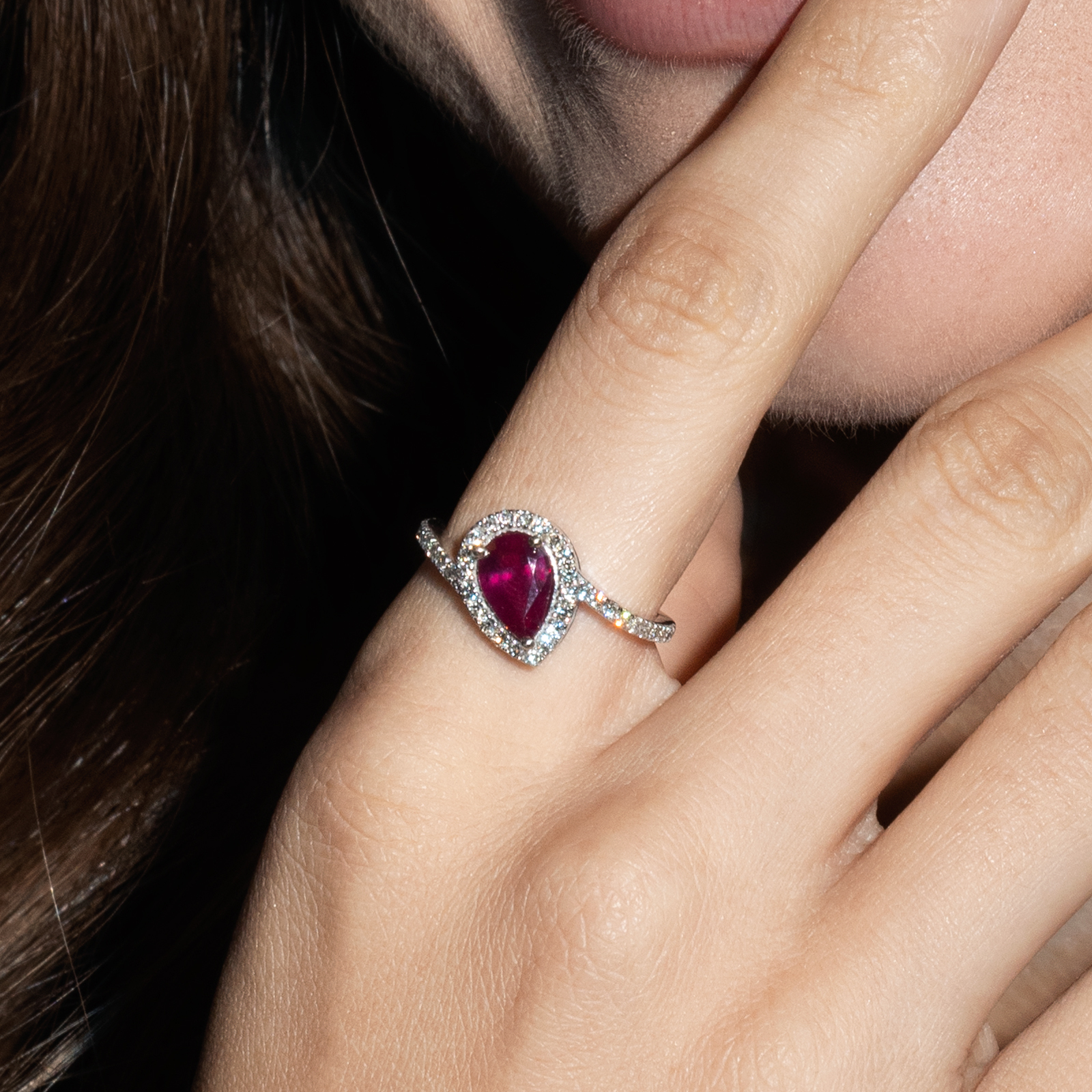 טבעת טיפה משובצת רובי גלס ויהלומים