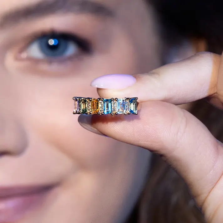 טבעת RAINBOW משובצת יהלומים וספירים