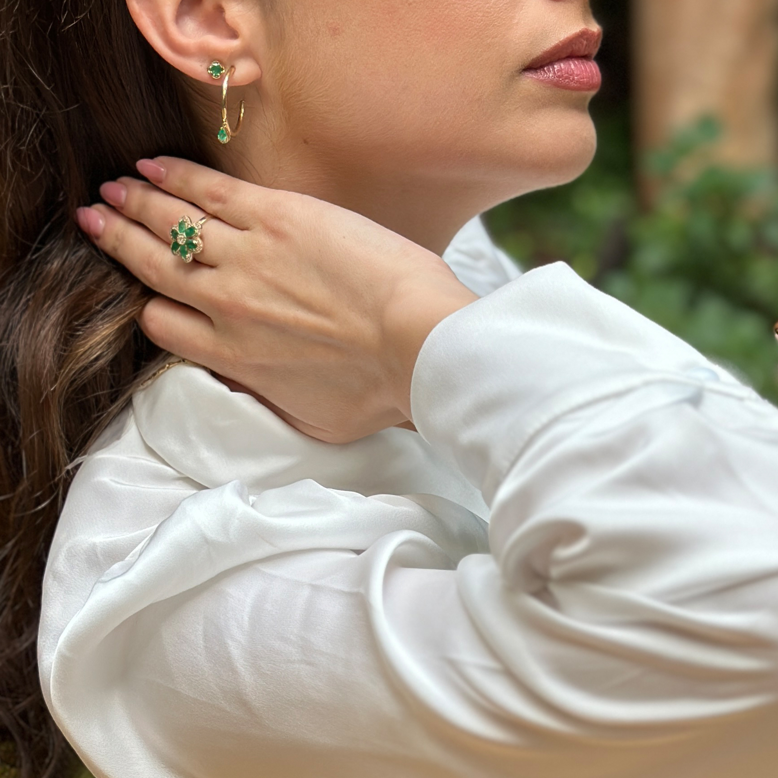 טבעת פרח משובצת יהלומים ואמרלדים