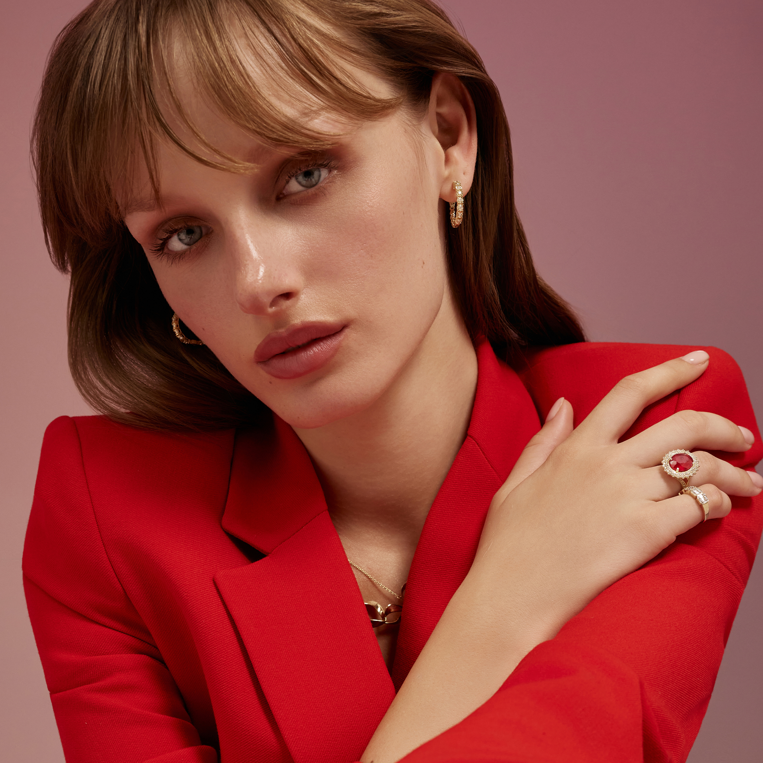 טבעת זהב משובצת יהלומים בחיתוך באגט יוקרתי ועגול