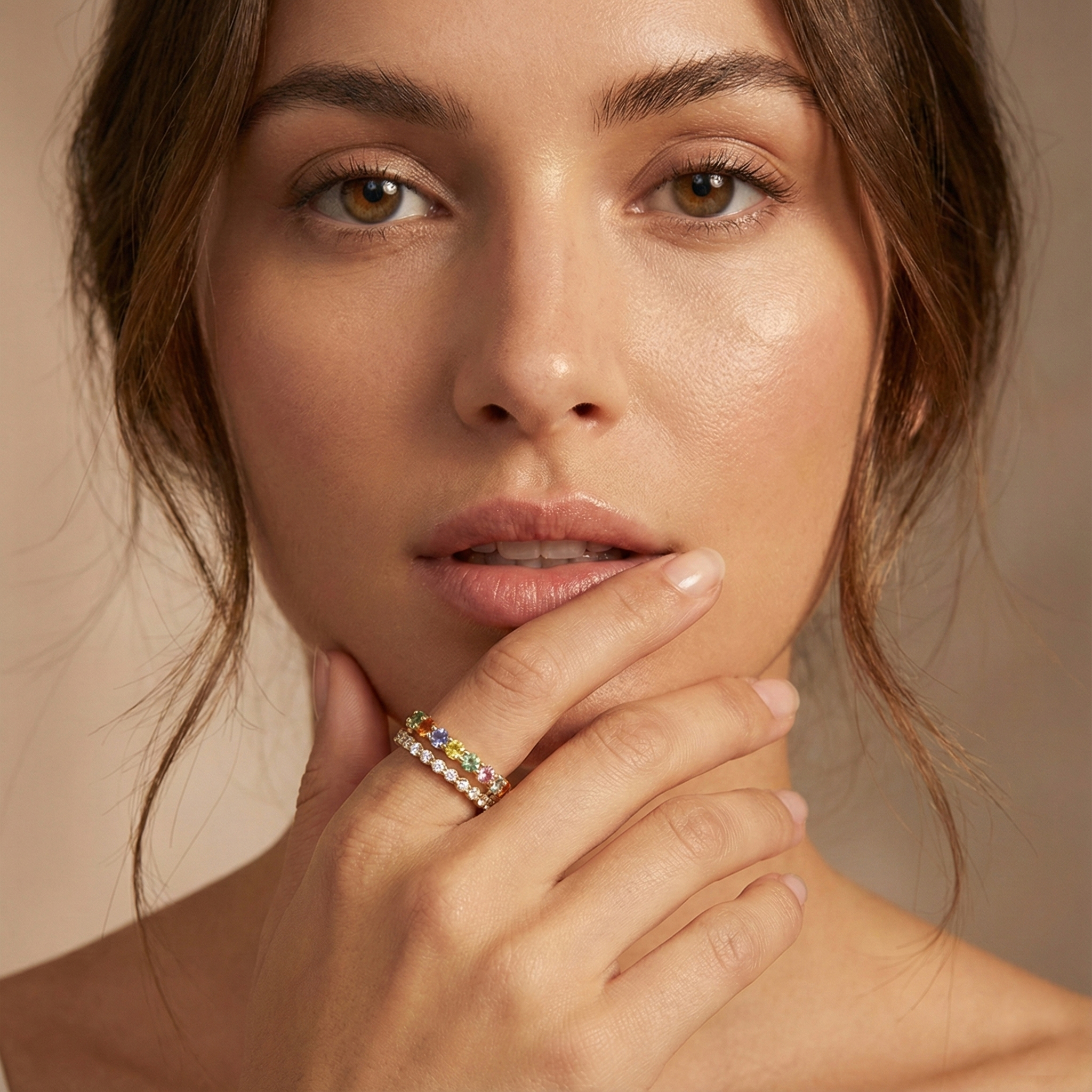 טבעת כפולה בצורת גל בשיבוץ יהלומים וספירים