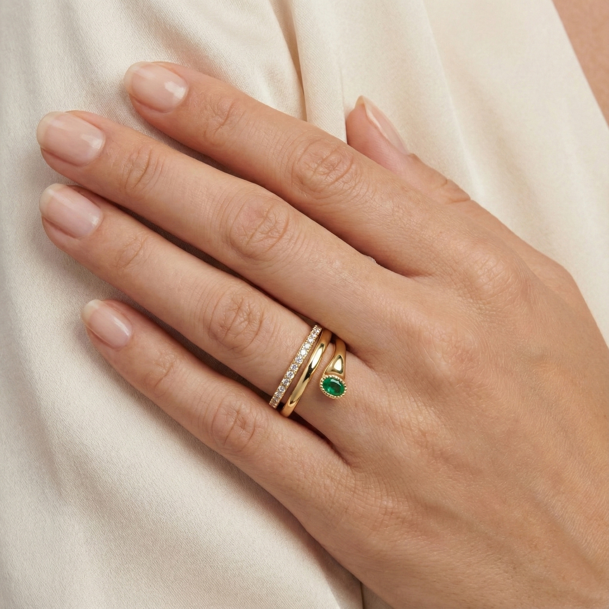 טבעת זהב 14K בשיבוץ אמרלד ויהלומים