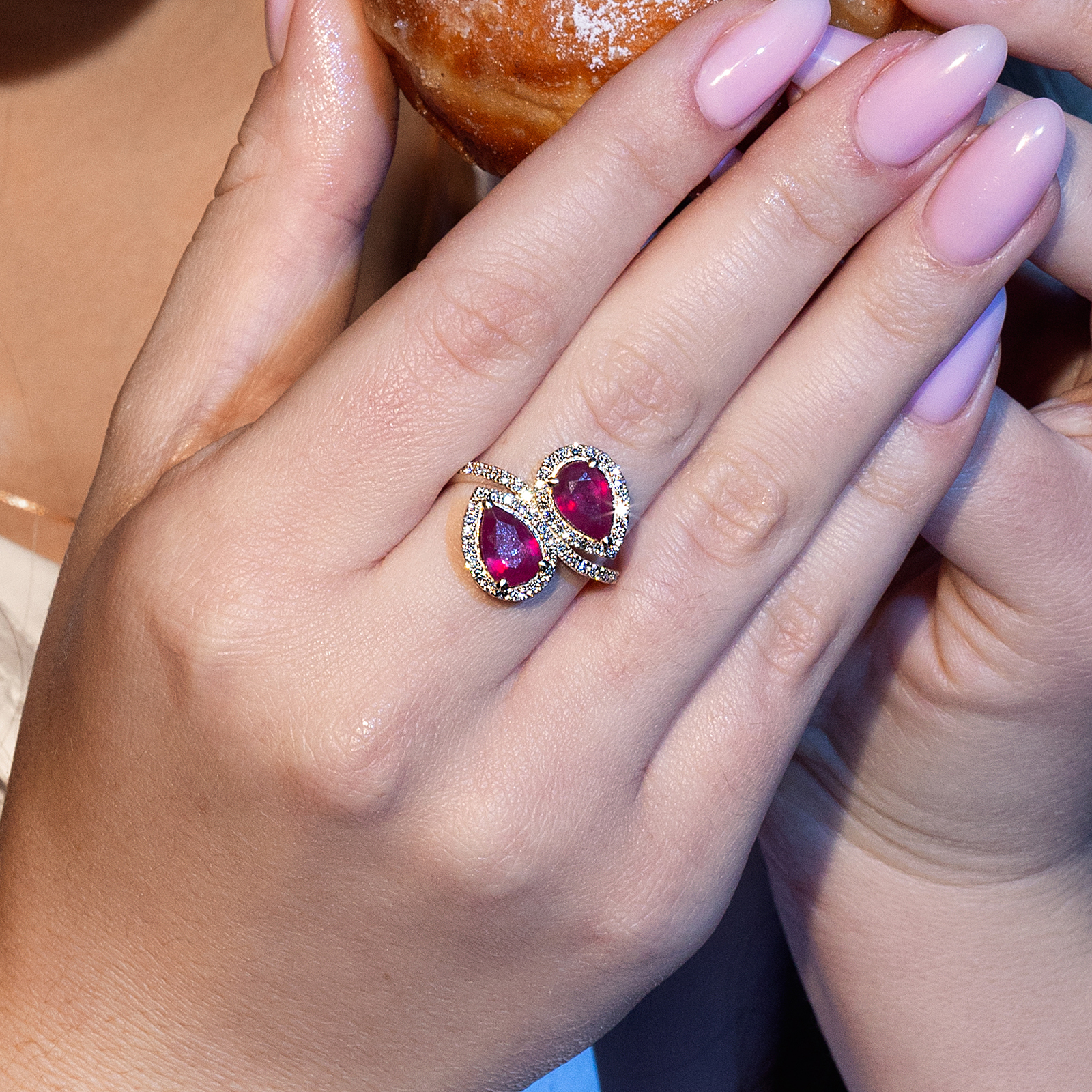 טבעת מרלן בשיבוץ רובי גלס ויהלומים