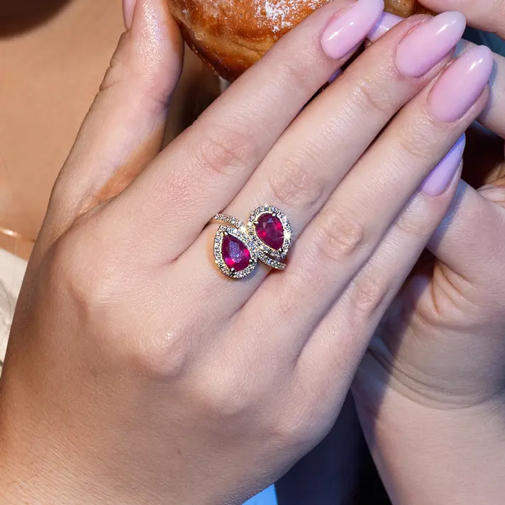 טבעת מרלן בשיבוץ רובי גלס ויהלומים