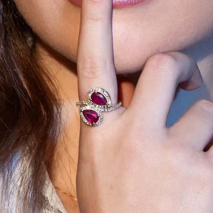 טבעת מרלן בשיבוץ רובי גלס ויהלומים