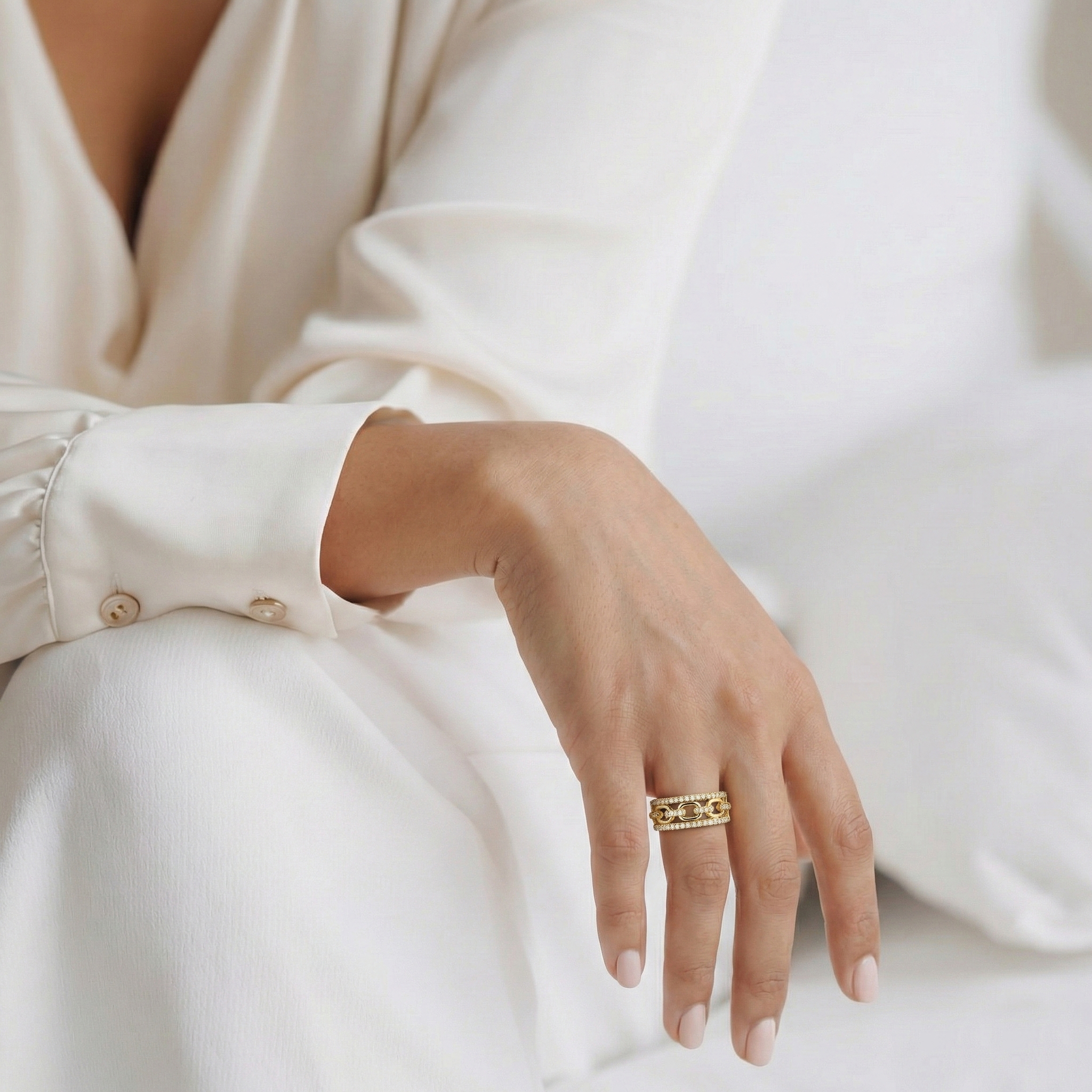 טבעת זהב 14K משובצת יהלומים בעיצוב חוליות