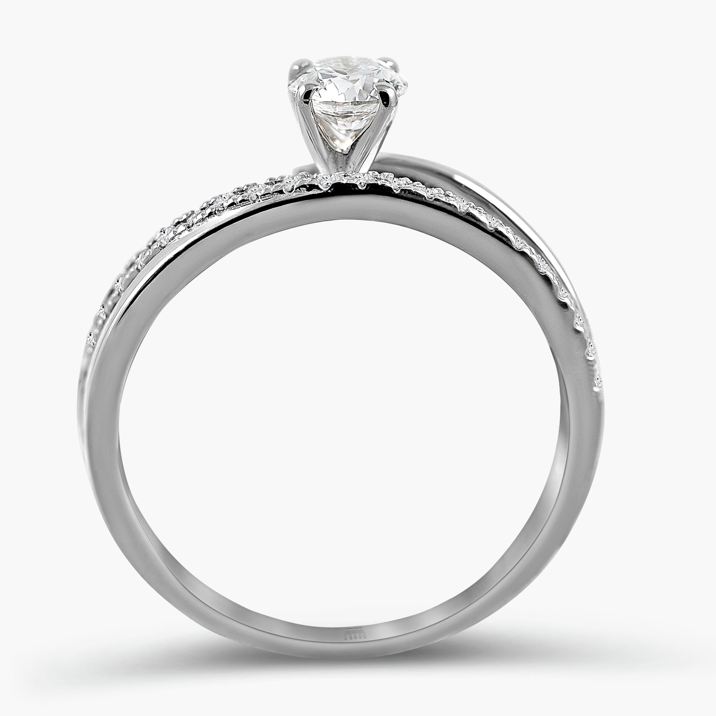 טבעת זהב לבן 14K עם יהלום מרכזי ושיבוץ יהלומים