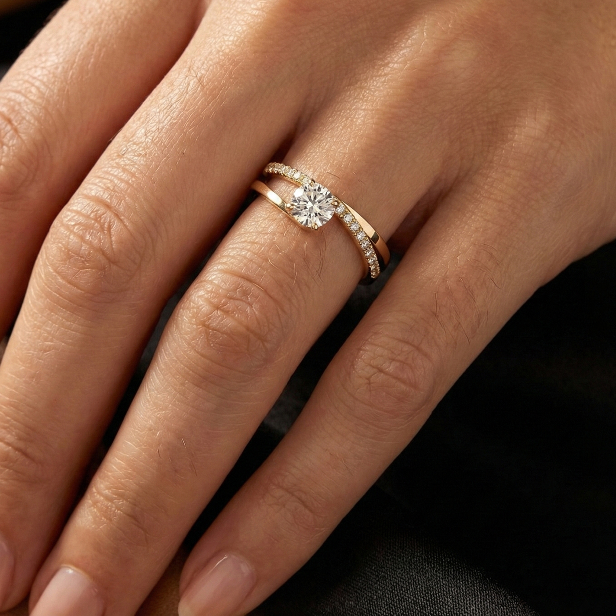 טבעת זהב 14K עם יהלום מרכזי ושיבוץ יהלומים