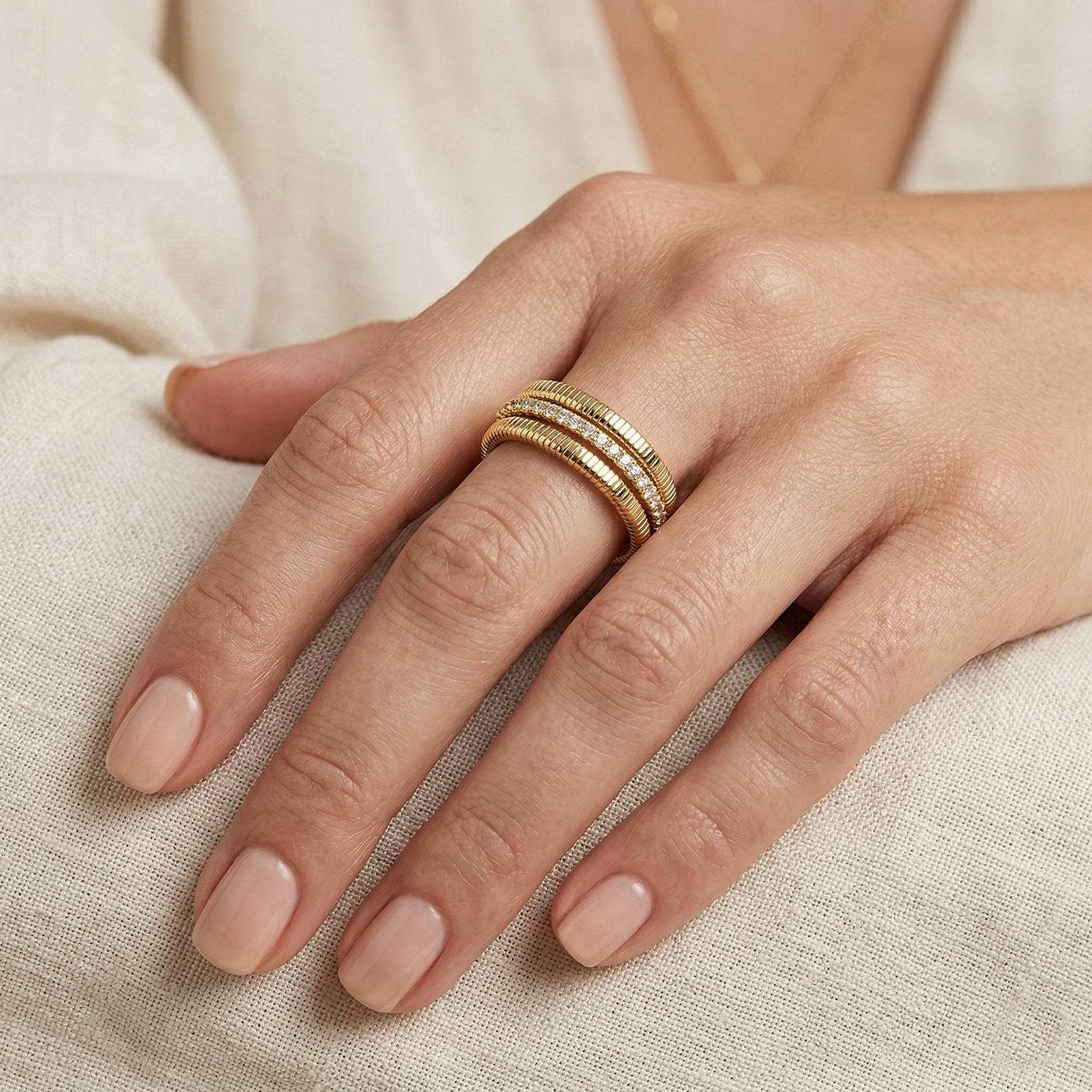 טבעת זהב 14K משובצת יהלומים בעיצוב טקסטורה כפולה