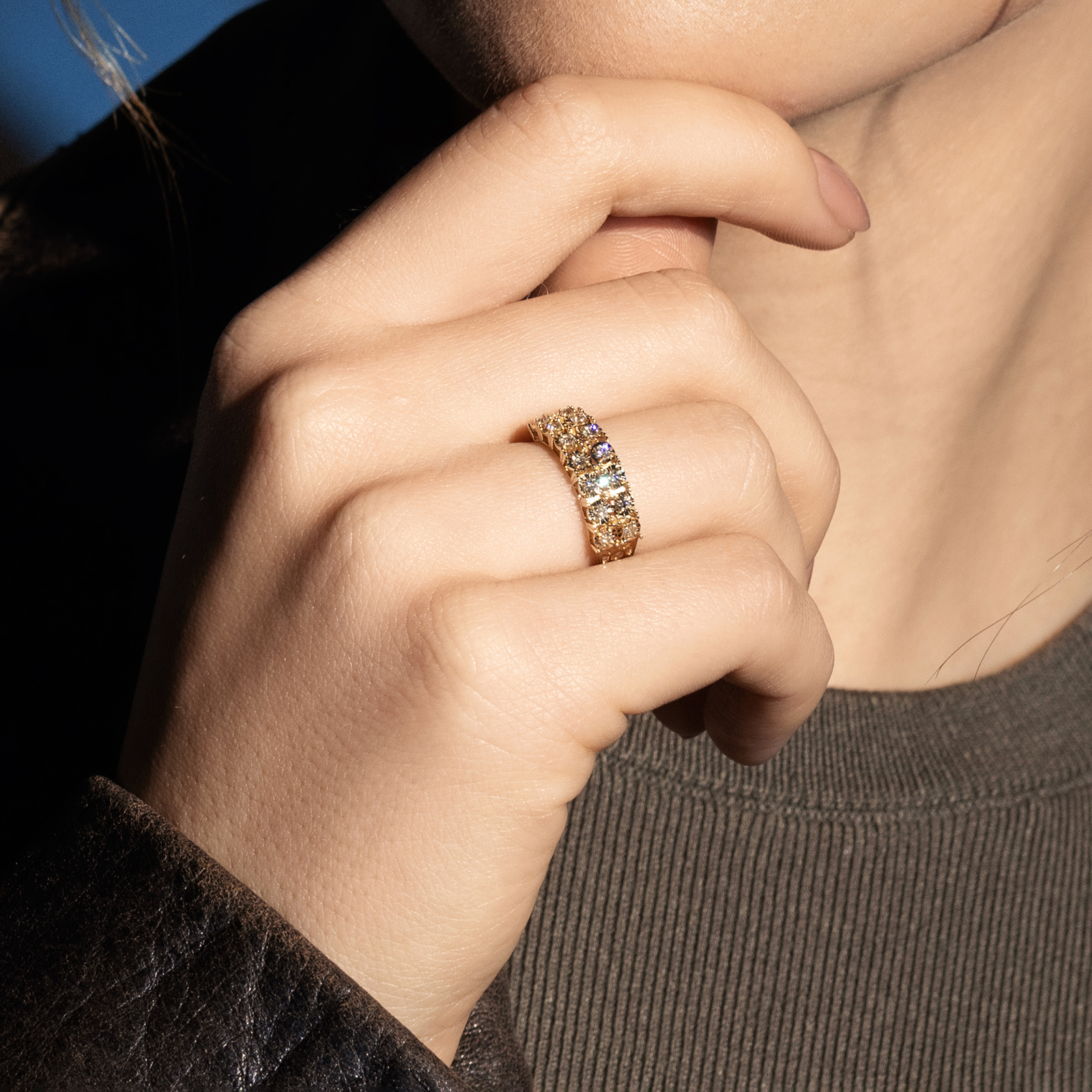 טבעת זהב משובצת יהלומים בעיצוב מאוורר