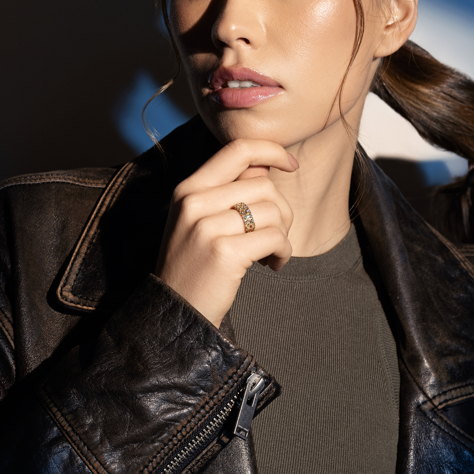 טבעת זהב משובצת יהלומים בעיצוב מאוורר