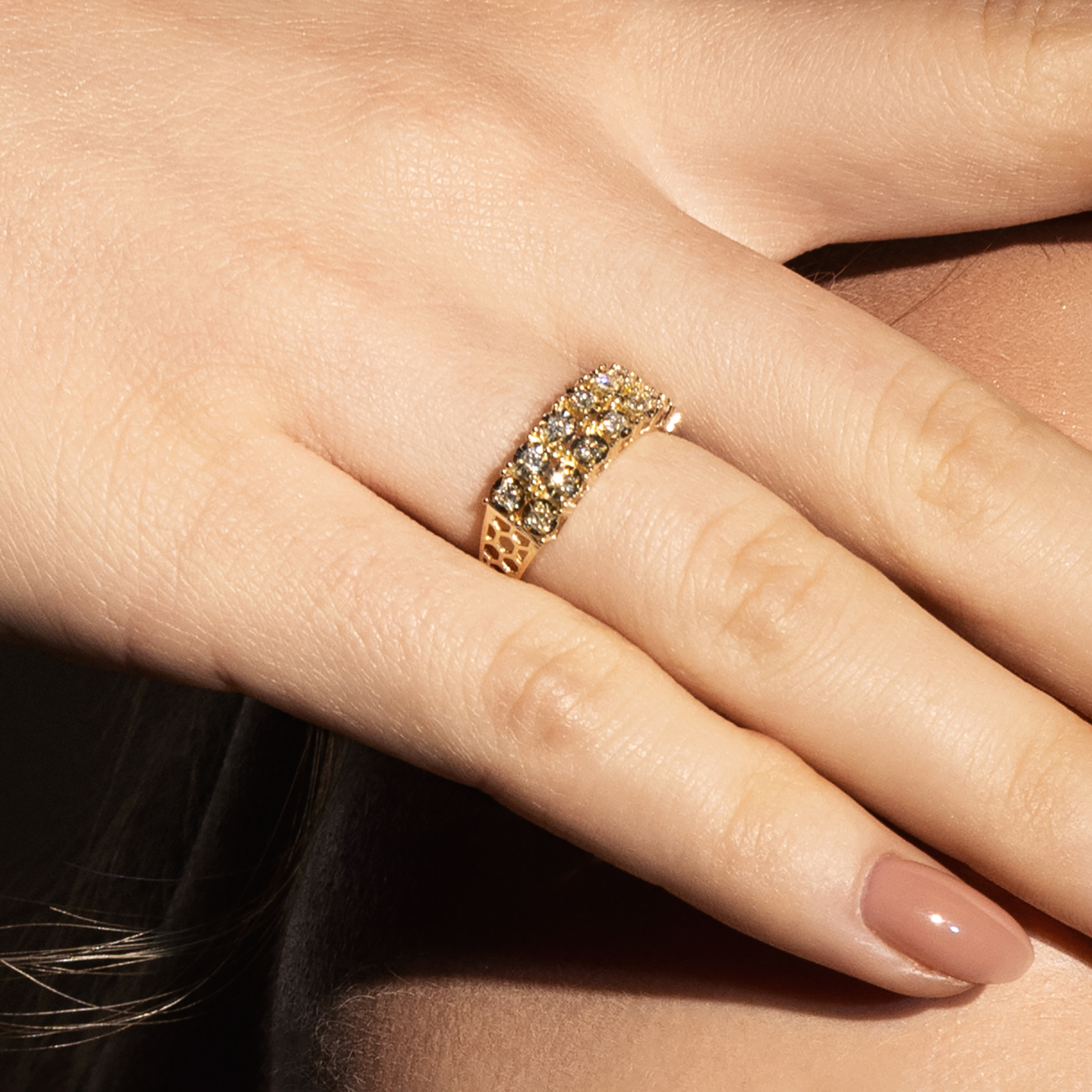 טבעת זהב משובצת יהלומים בעיצוב מאוורר