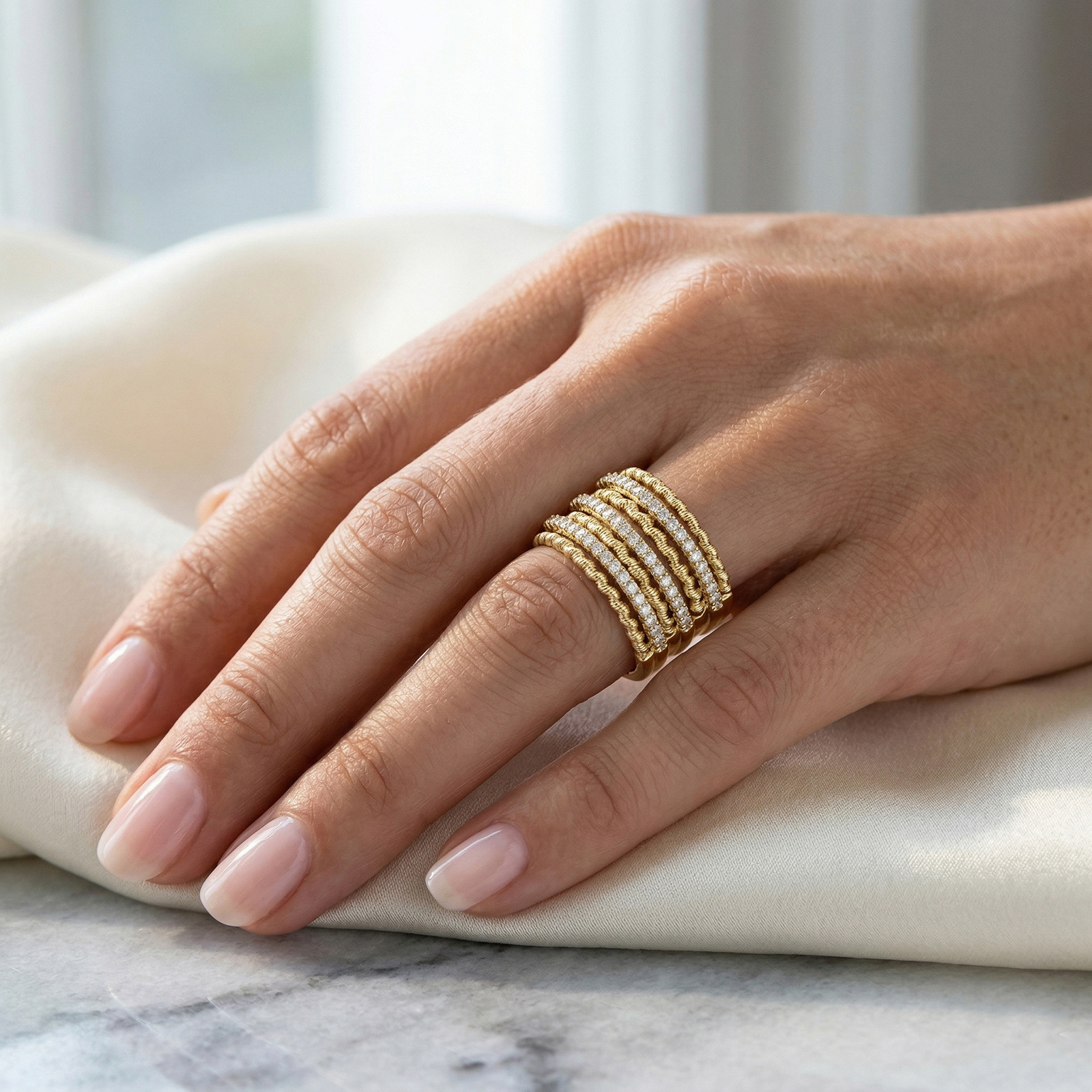 טבעת זהב 14K רחבה במרקם חוטים ושיבוץ יהלומים