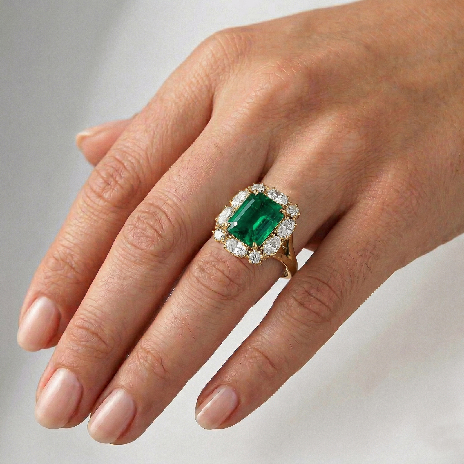 טבעת MAJESTA זהב 14K משובצת יהלומים ואמרלד מעבדה