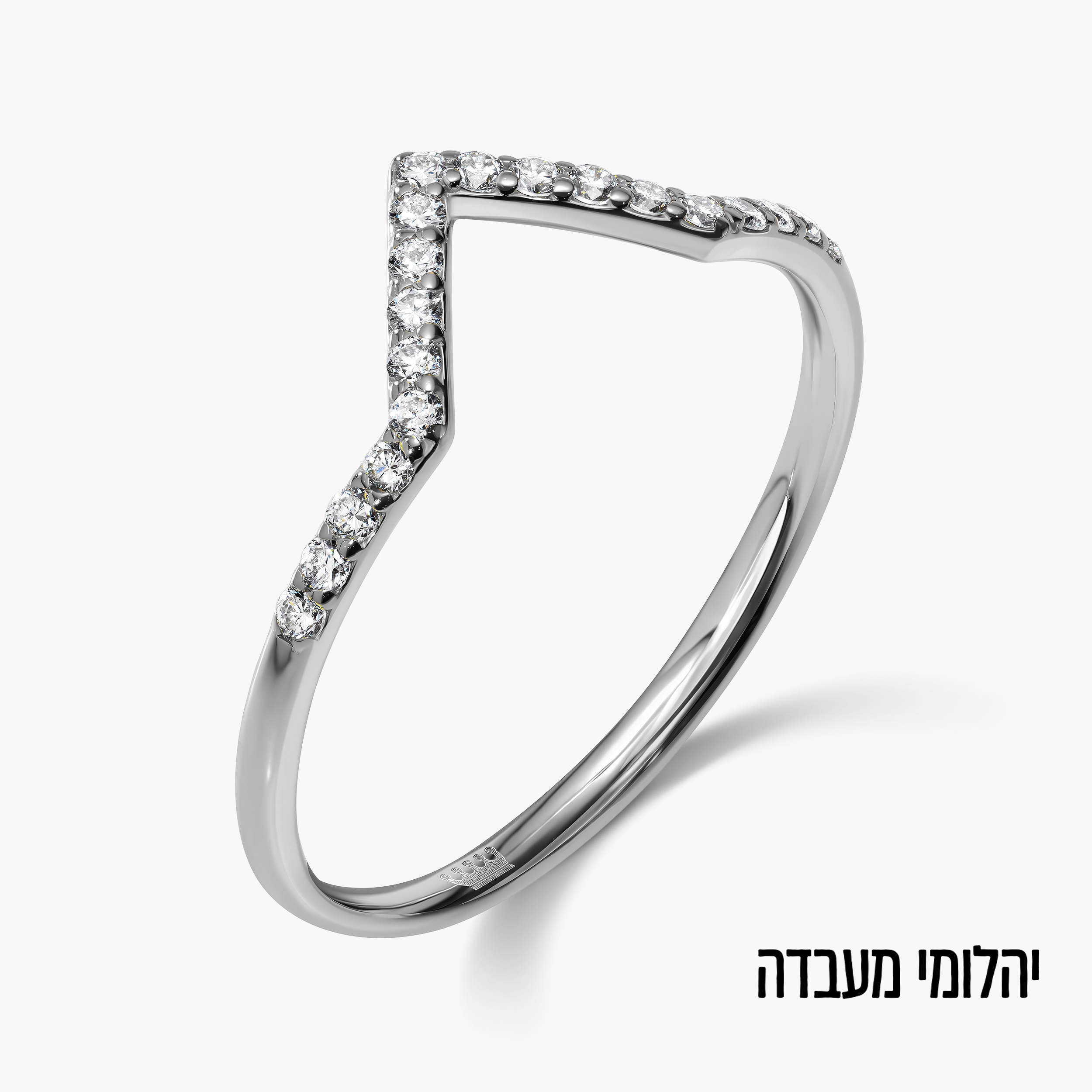 טבעת זהב משובצת יהלומי מעבדה בעיצוב גיאומטרי