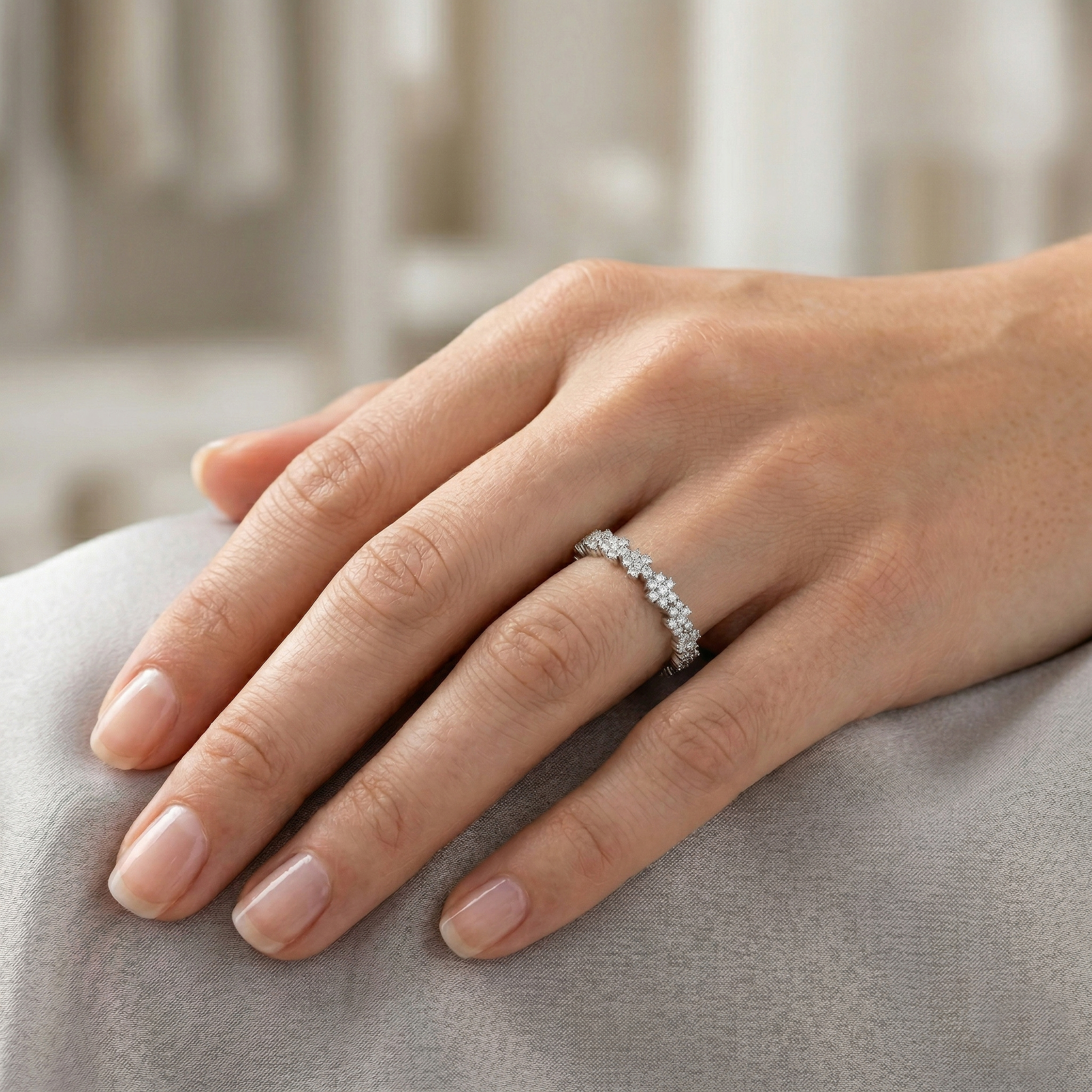 טבעת זהב 14K משובצת יהלומים בעיצוב שורת אבנים כפולה