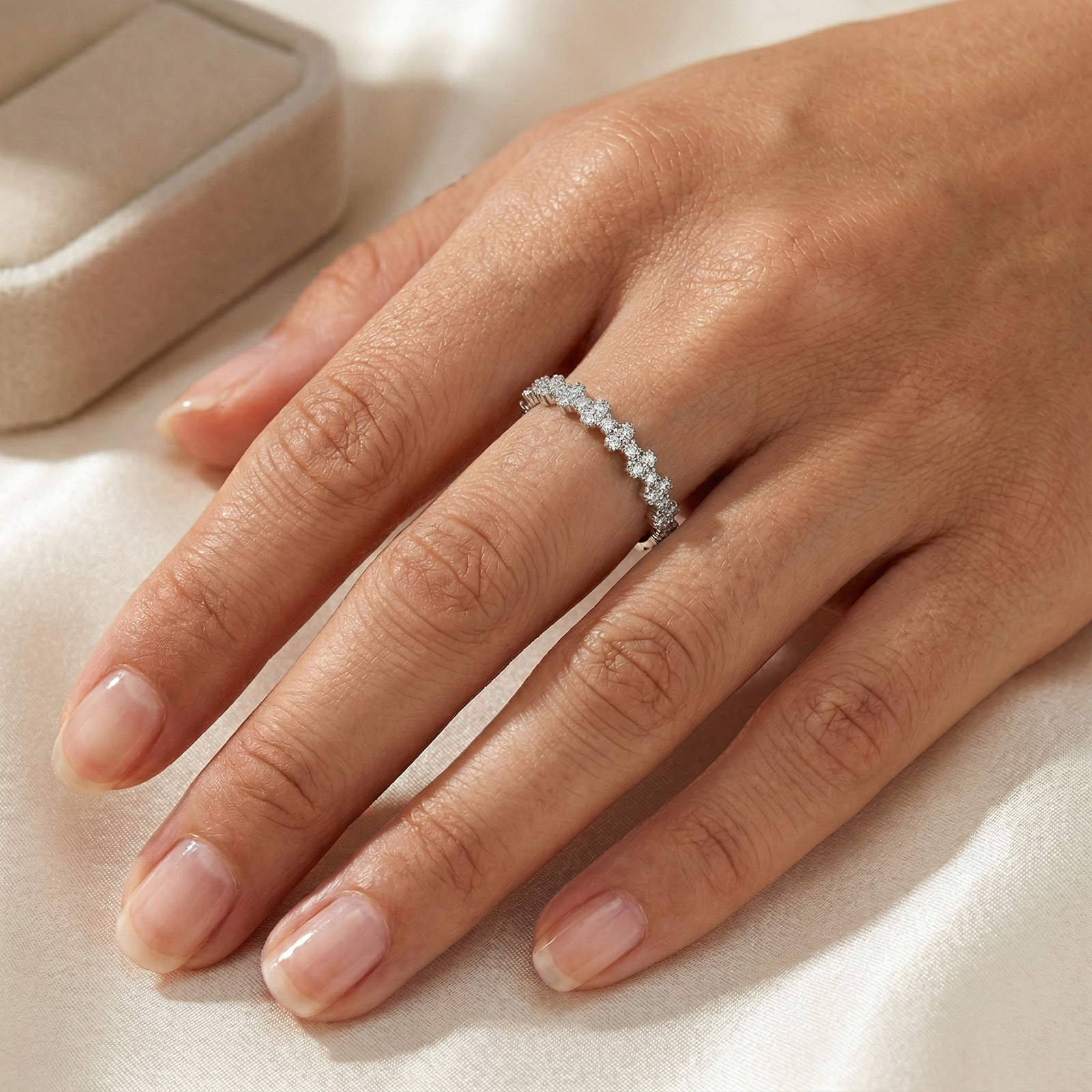 טבעת זהב 14K משובצת יהלומים בעיצוב שורת אבנים