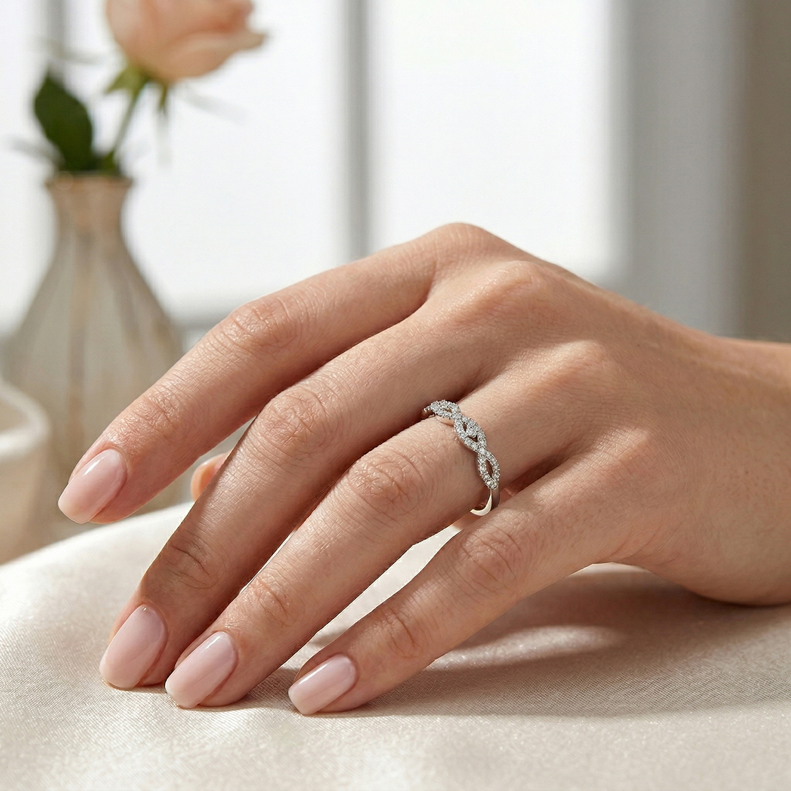 טבעת זהב 14K משובצת יהלומים בעיצוב שזור