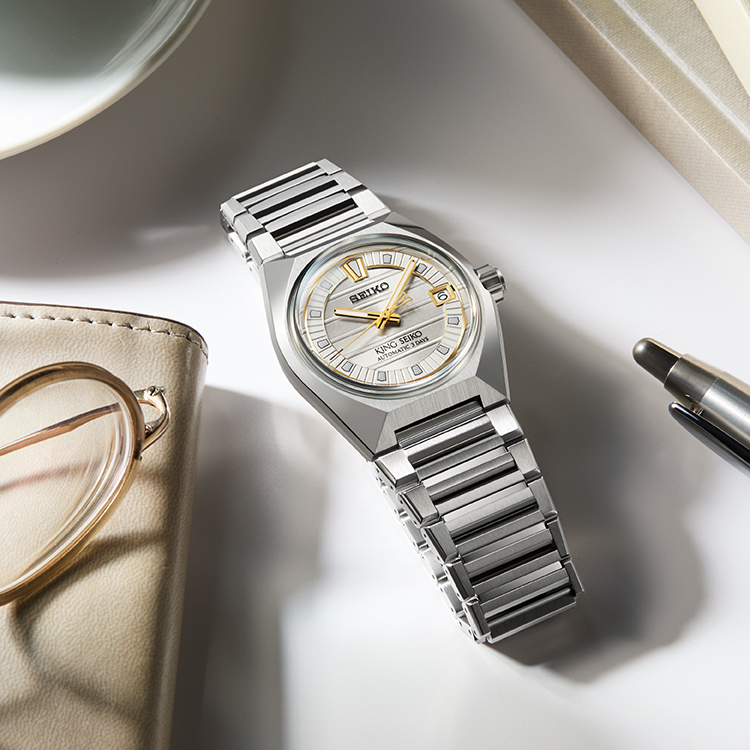 שעון  KING SEIKO VANAC בהשראת שמי טוקיו בשעת הזריחה