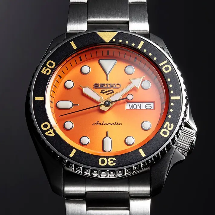 שעון  SEIKO 5 SPORT עם לוח כתום