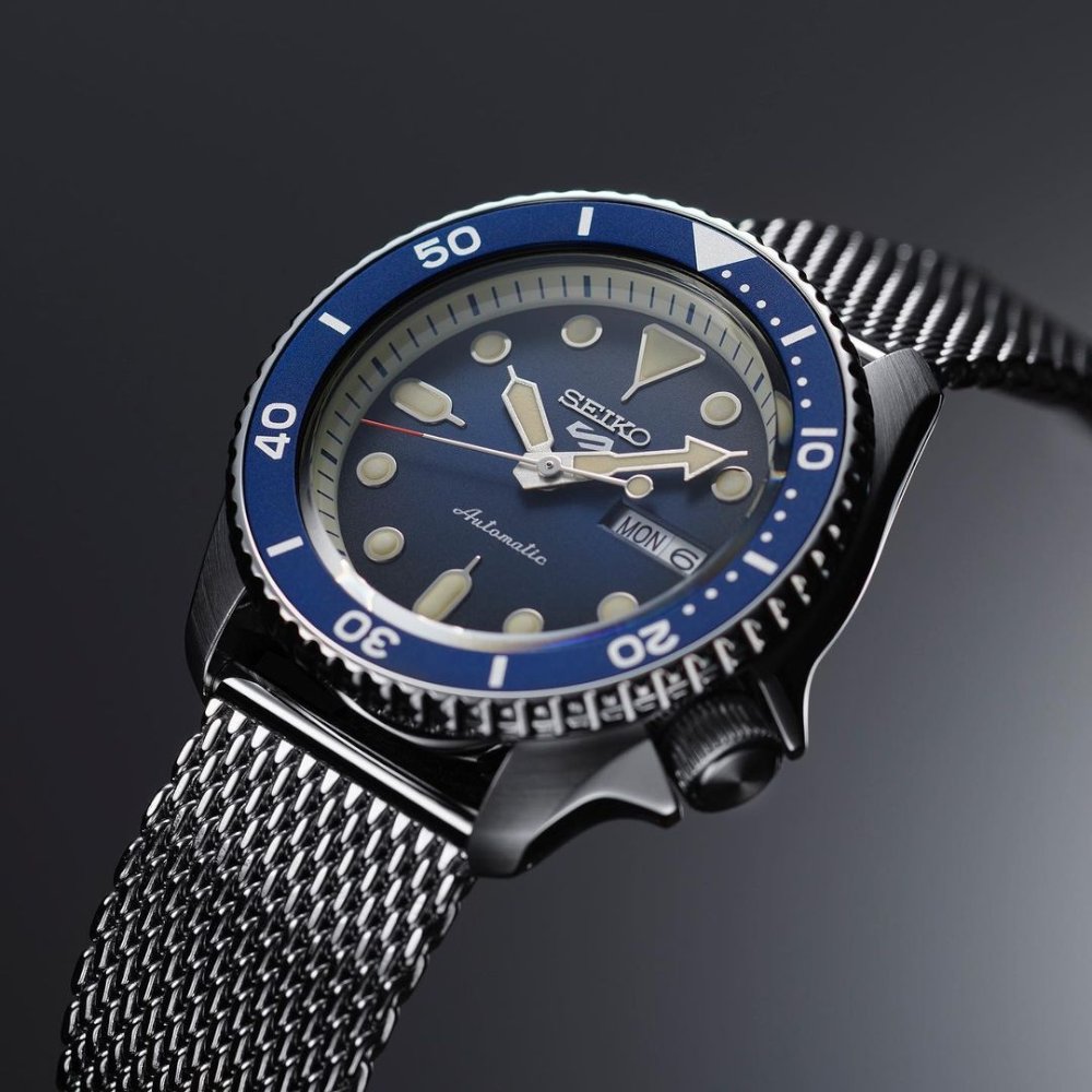 שעון SEIKO 5 SPORT עם לוח כחול וצמיד MESH אופנתי