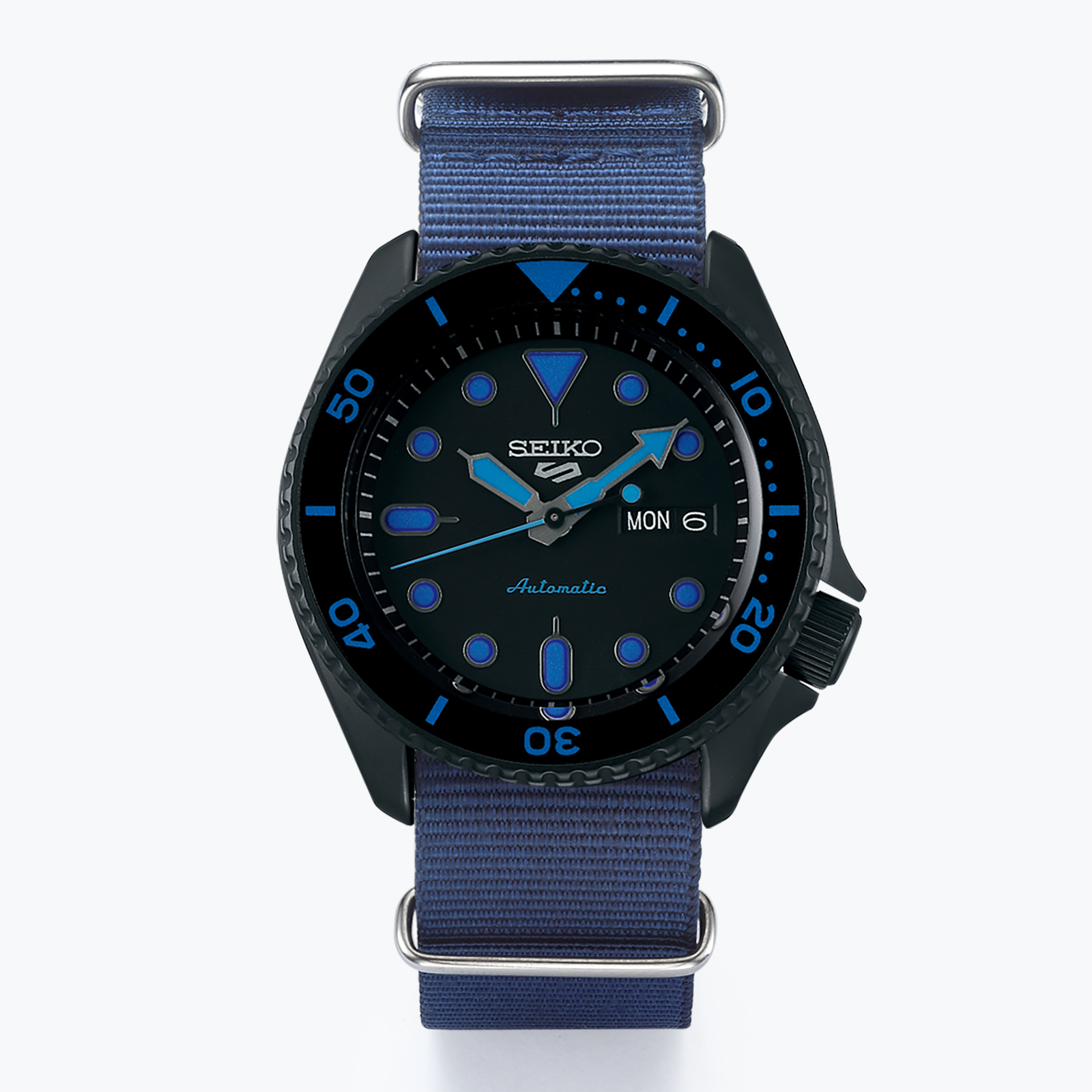 שעון SEIKO 5 SPORT עם לוח שחור וכחול ורצועת NATO