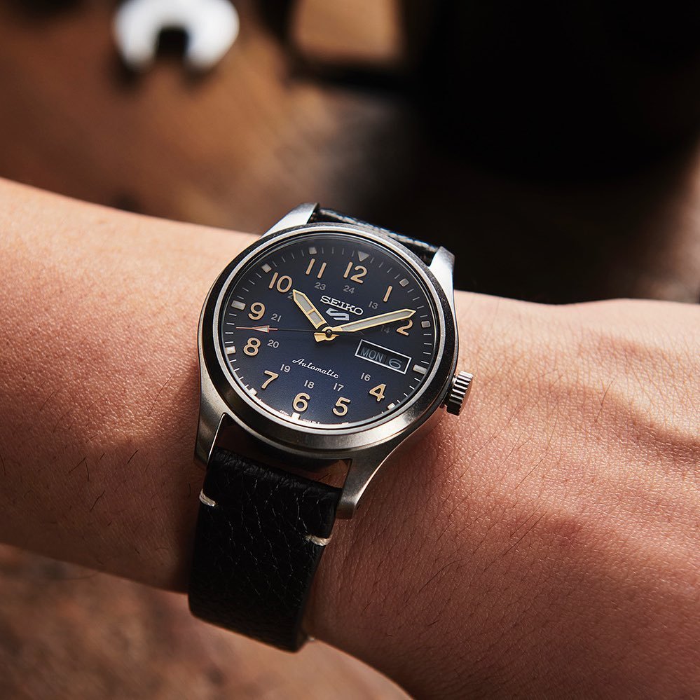  SEIKO 5 SPORT מנגנון אוטומטי ולוח כחול