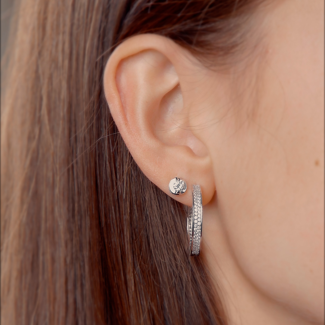 עגילי חישוק משובצים זקרונים בקוטר 2 ס"מ