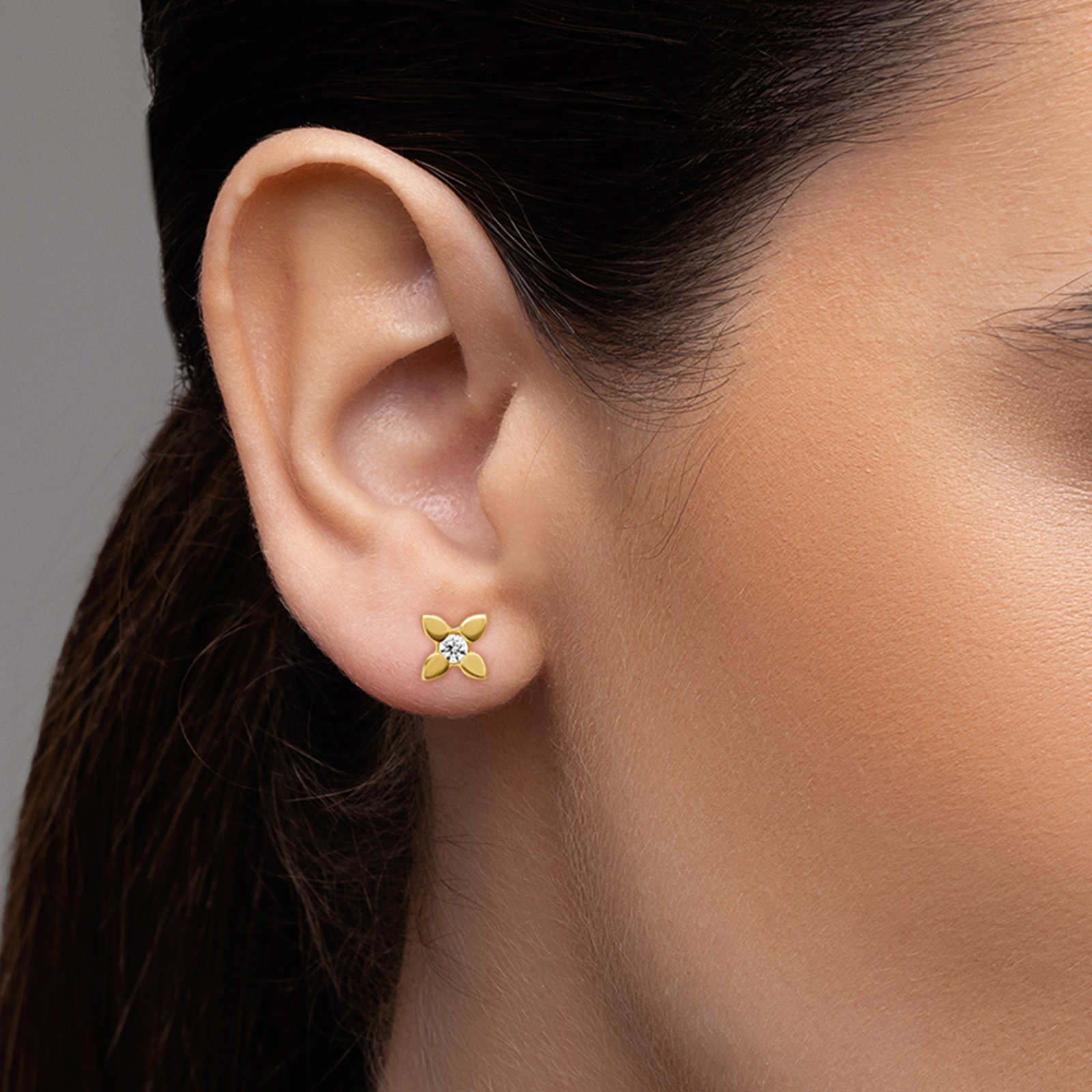 עגילי זהב LUCKY צמודי אוזן בצורת תלתן