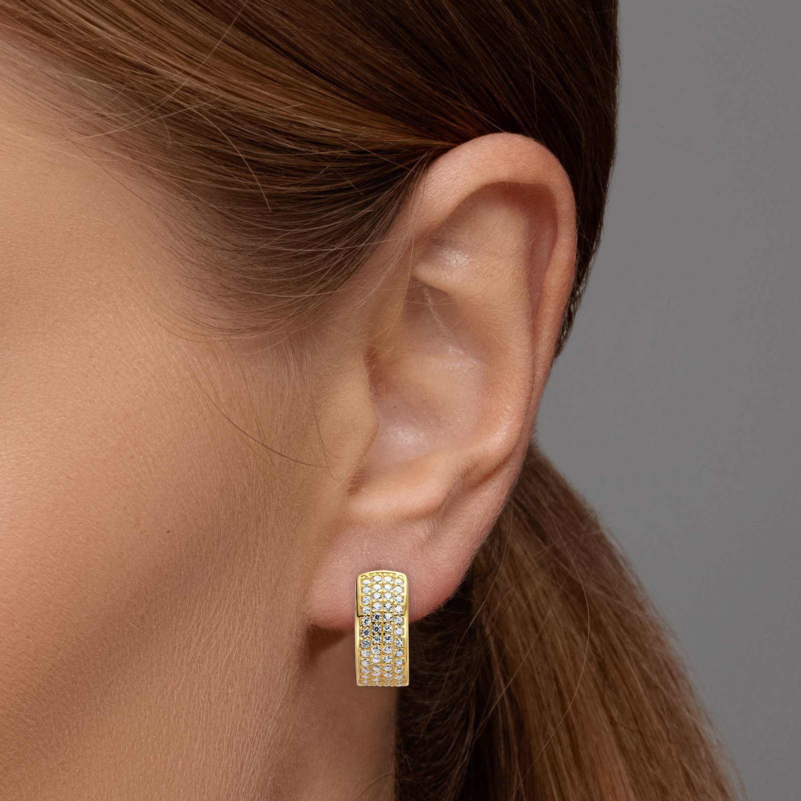 עגילי זהב משובצים זרקונים בקוטר 1.5 ס"מ