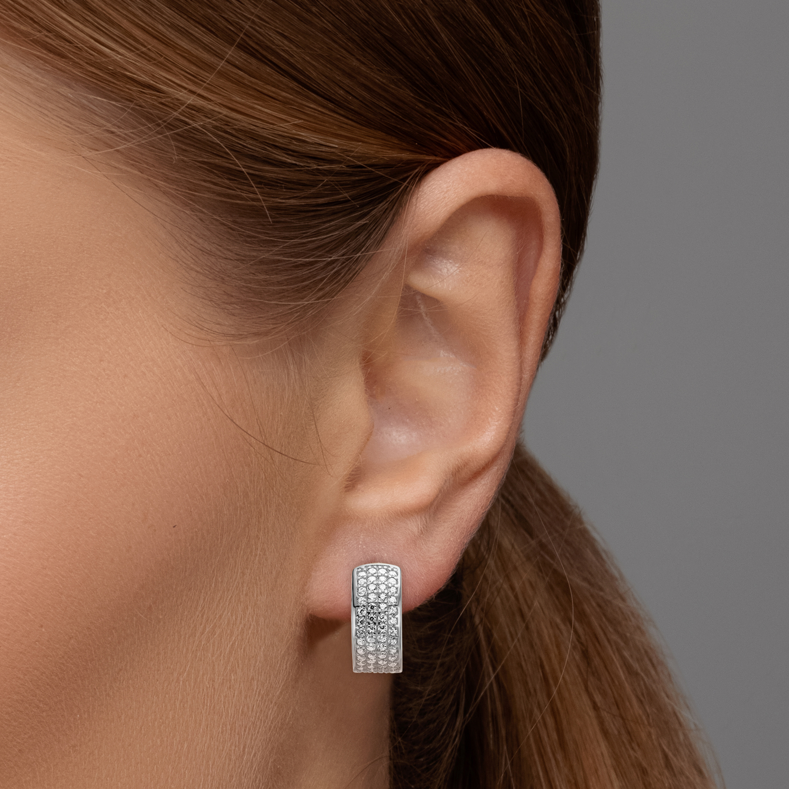 עגילי זהב לבן משובצים זרקונים בקוטר 1.5 ס"מ