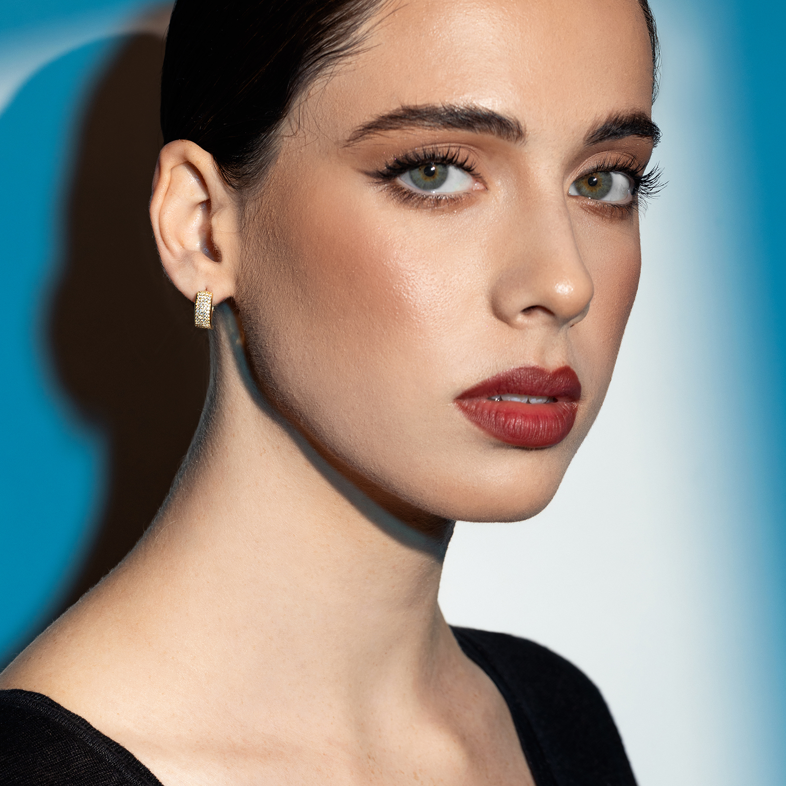 עגילי זהב משובצים זרקונים בקוטר 1.5 ס"מ