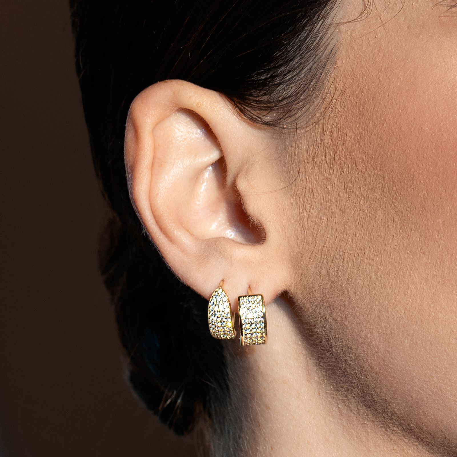 עגילי זהב משובצים זרקונים בקוטר 1.3 ס"מ