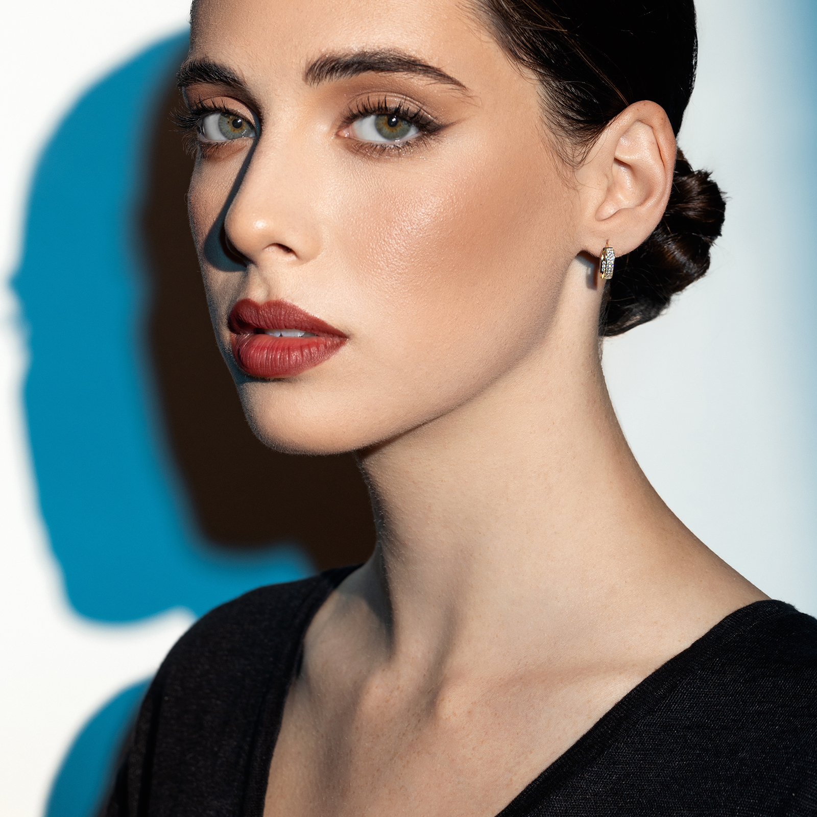 עגילי חישוק מזהב בשיבוץ זירקונים