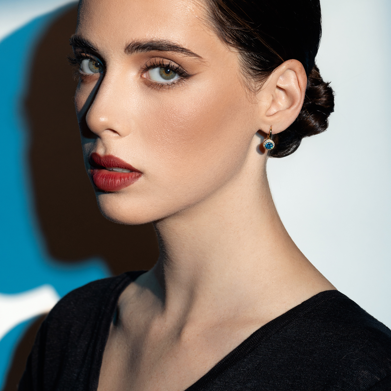 עגילי זהב משובצים אבן חן כחולה מוקפת זרקונים